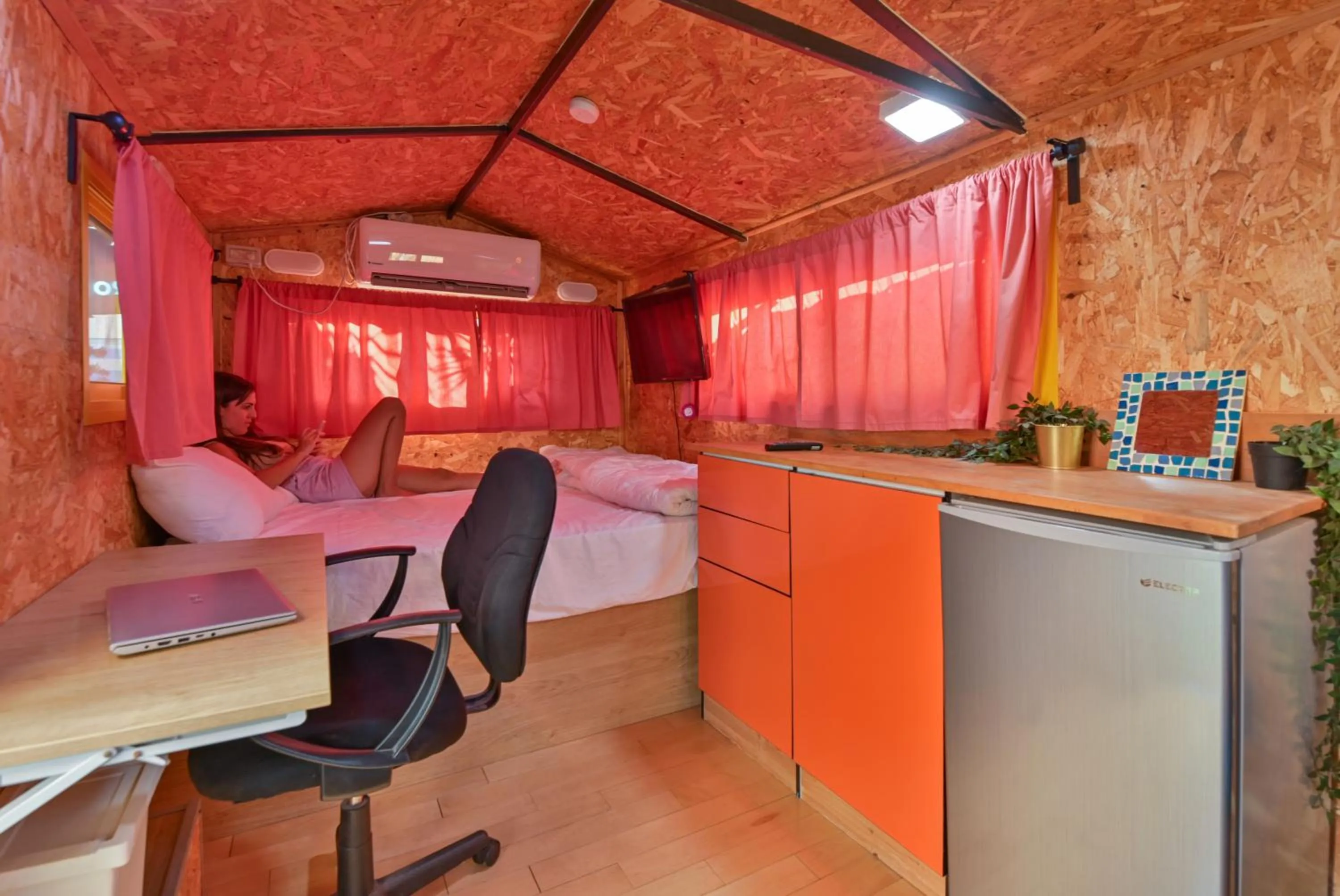 Bed in Roger's Hostel & Caravans Age 18-45