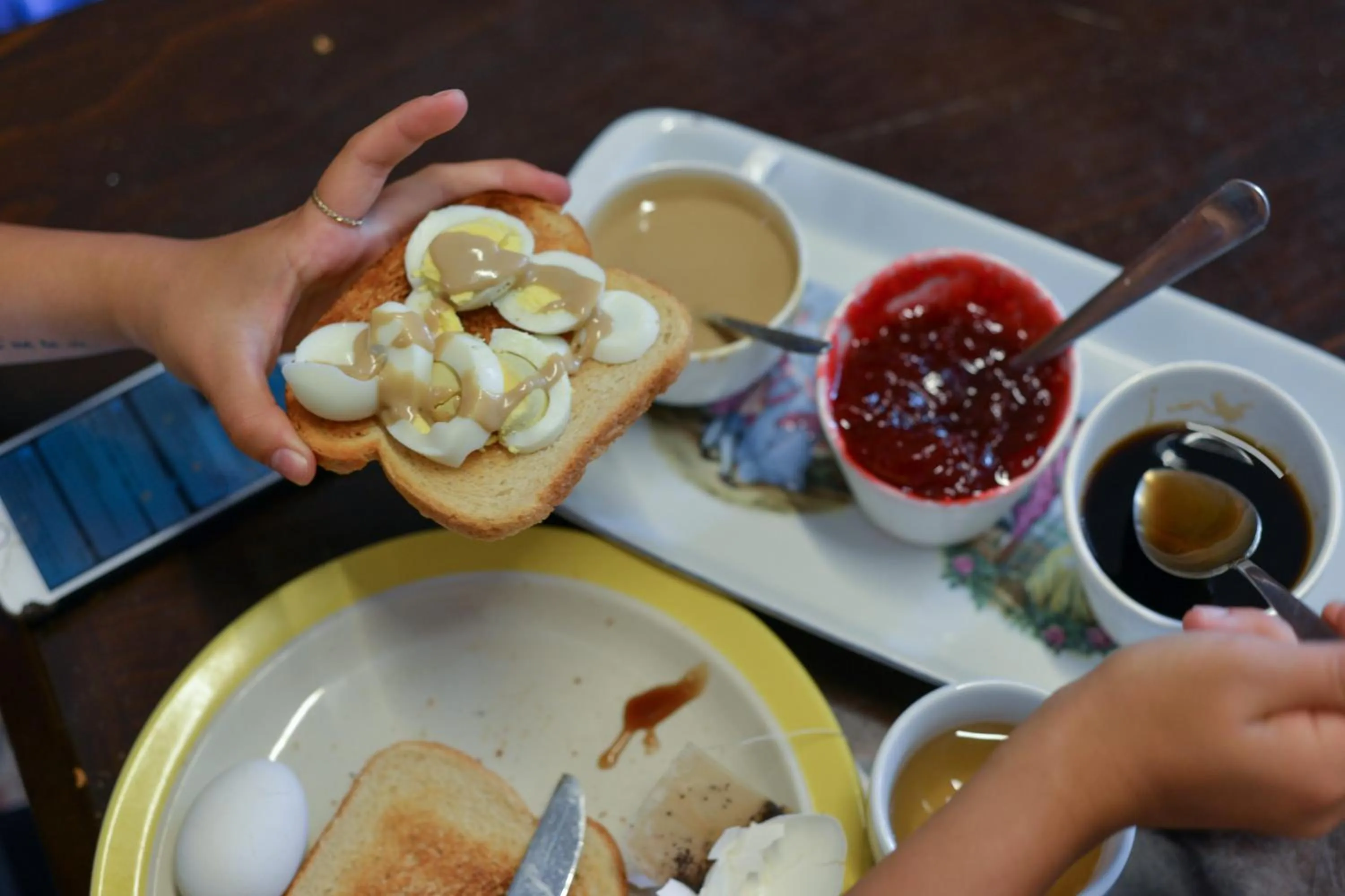 Breakfast in Roger's Hostel & Caravans Age 18-45