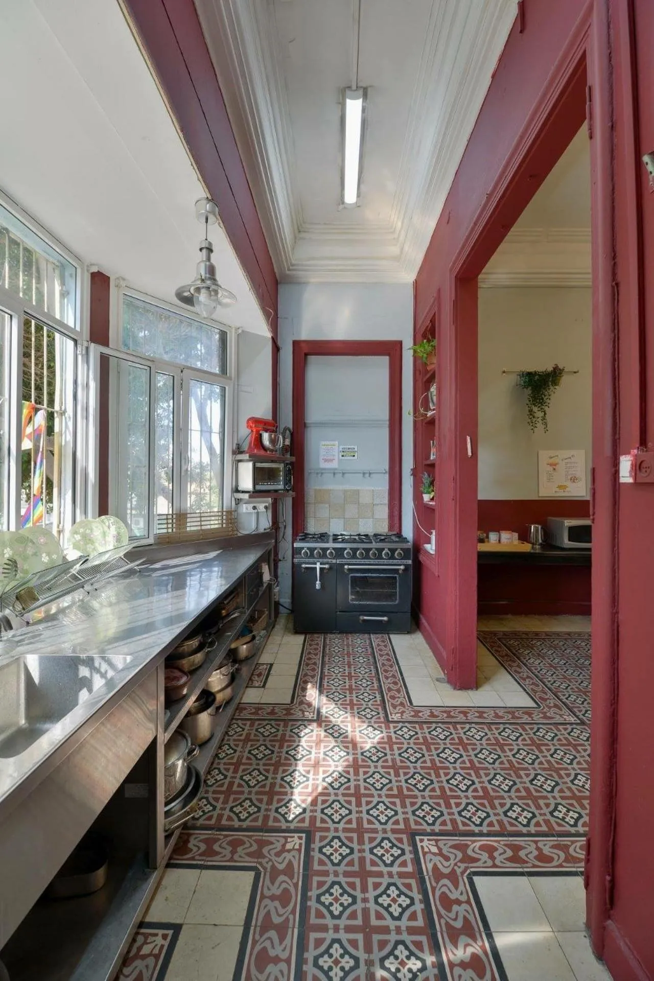 Communal kitchen in Roger's Hostel & Caravans Age 18-45