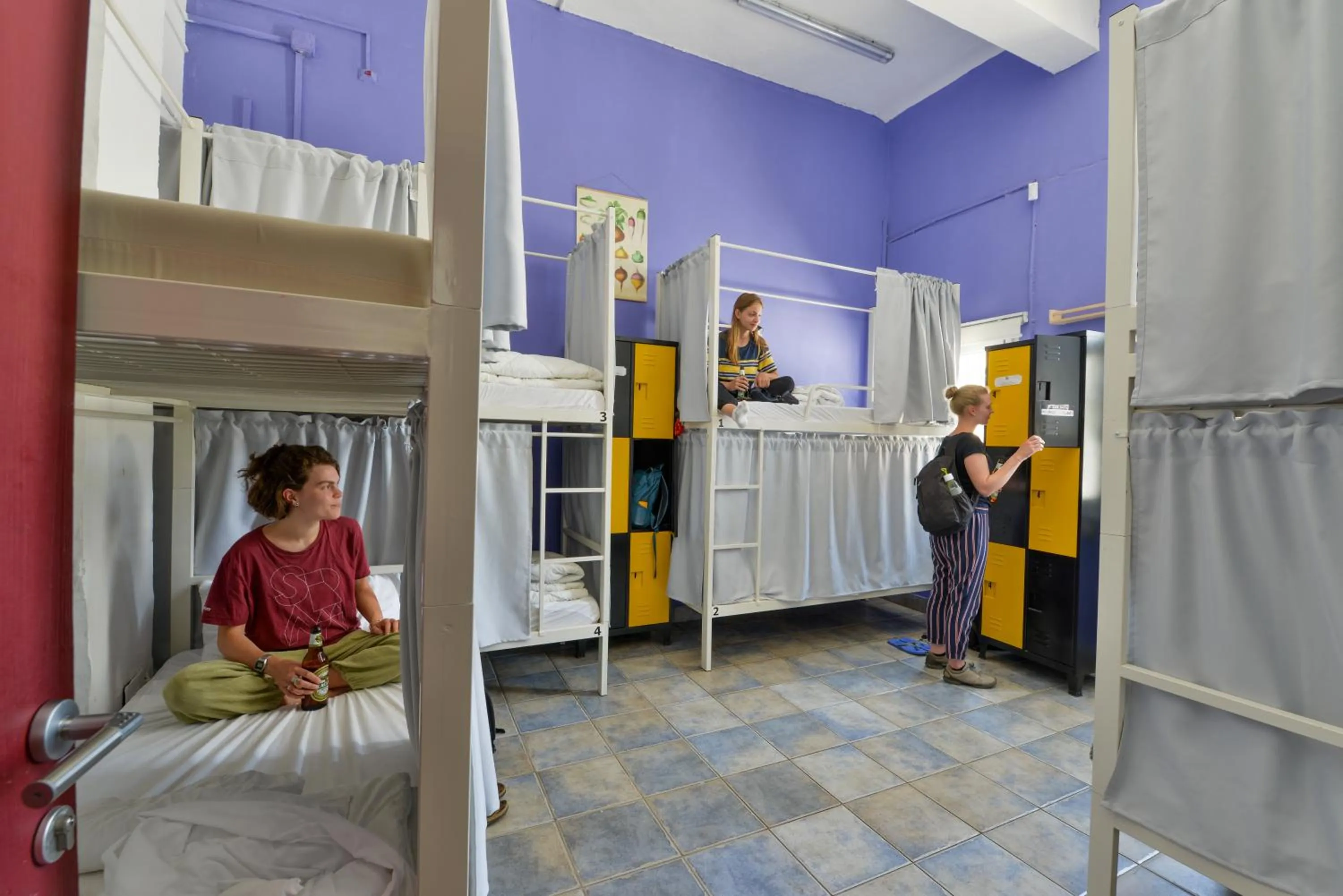 Bed in Roger's Hostel & Caravans Age 18-45