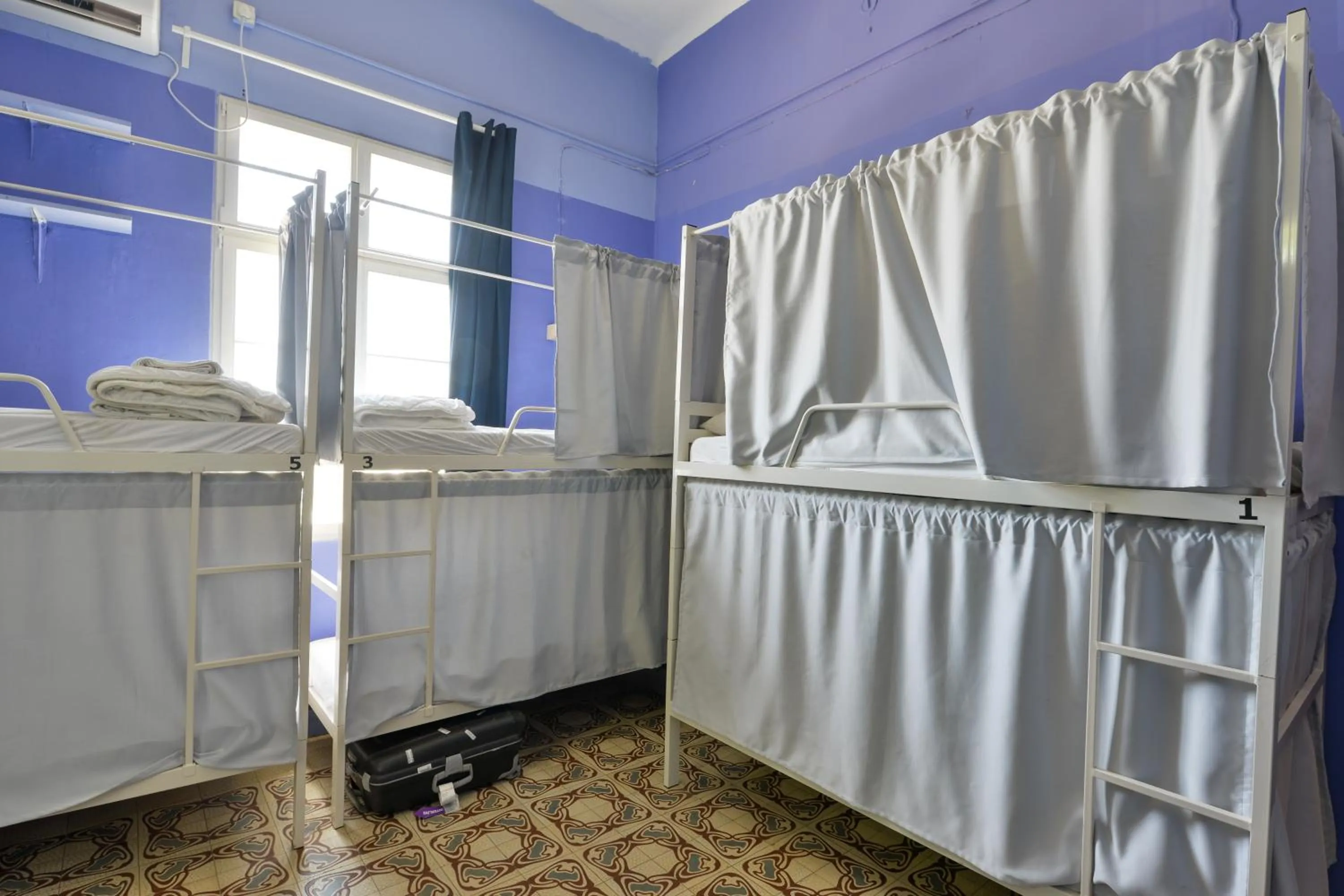 Roger's Hostel & Caravans Age 18-45