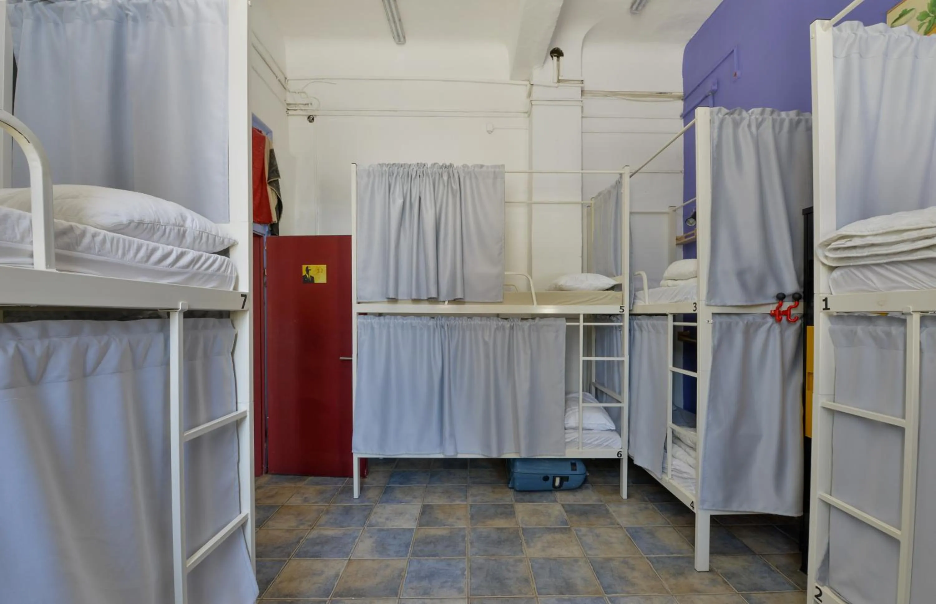 Bed in Roger's Hostel & Caravans Age 18-45