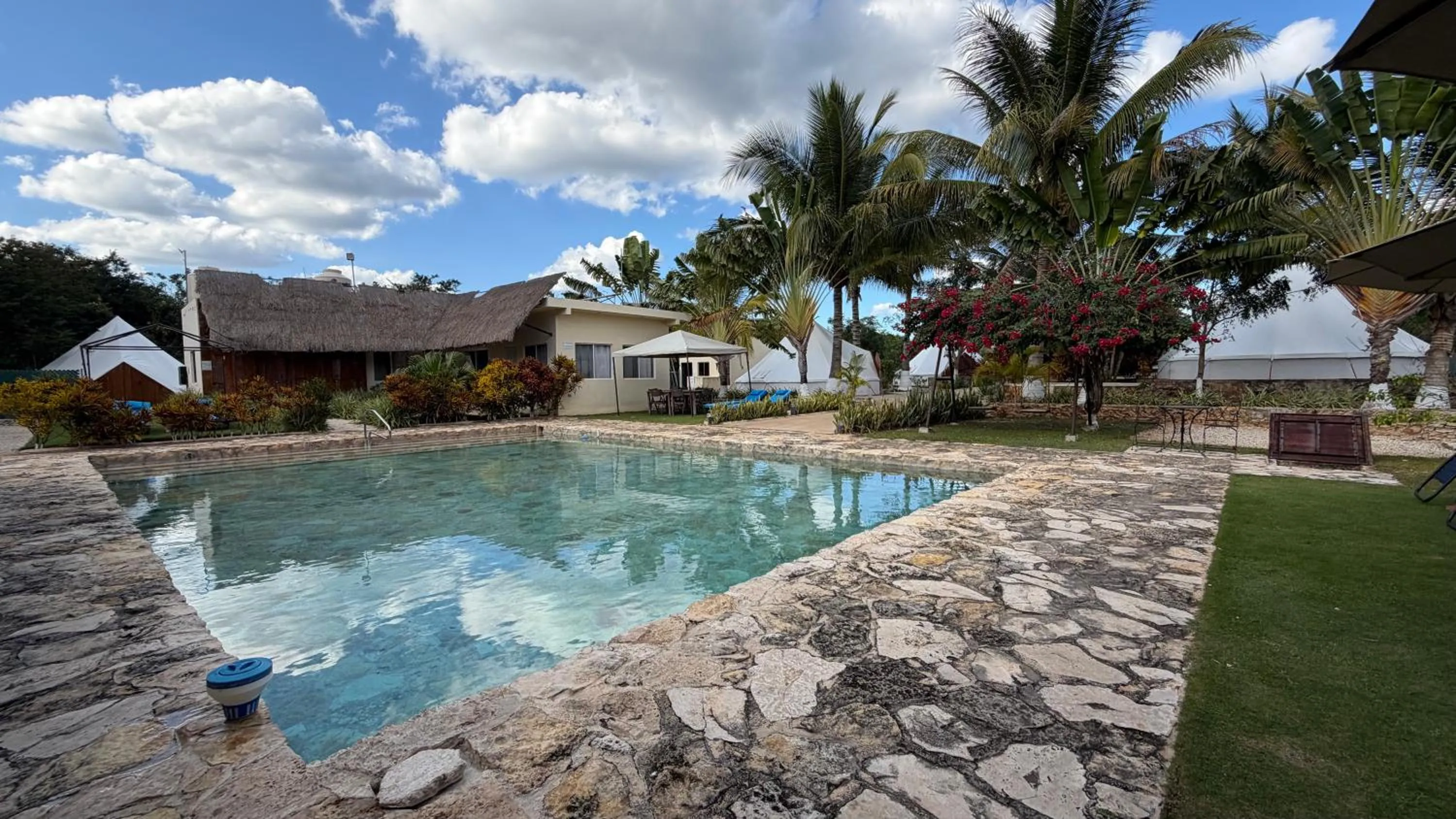 Swimming pool in Hameki