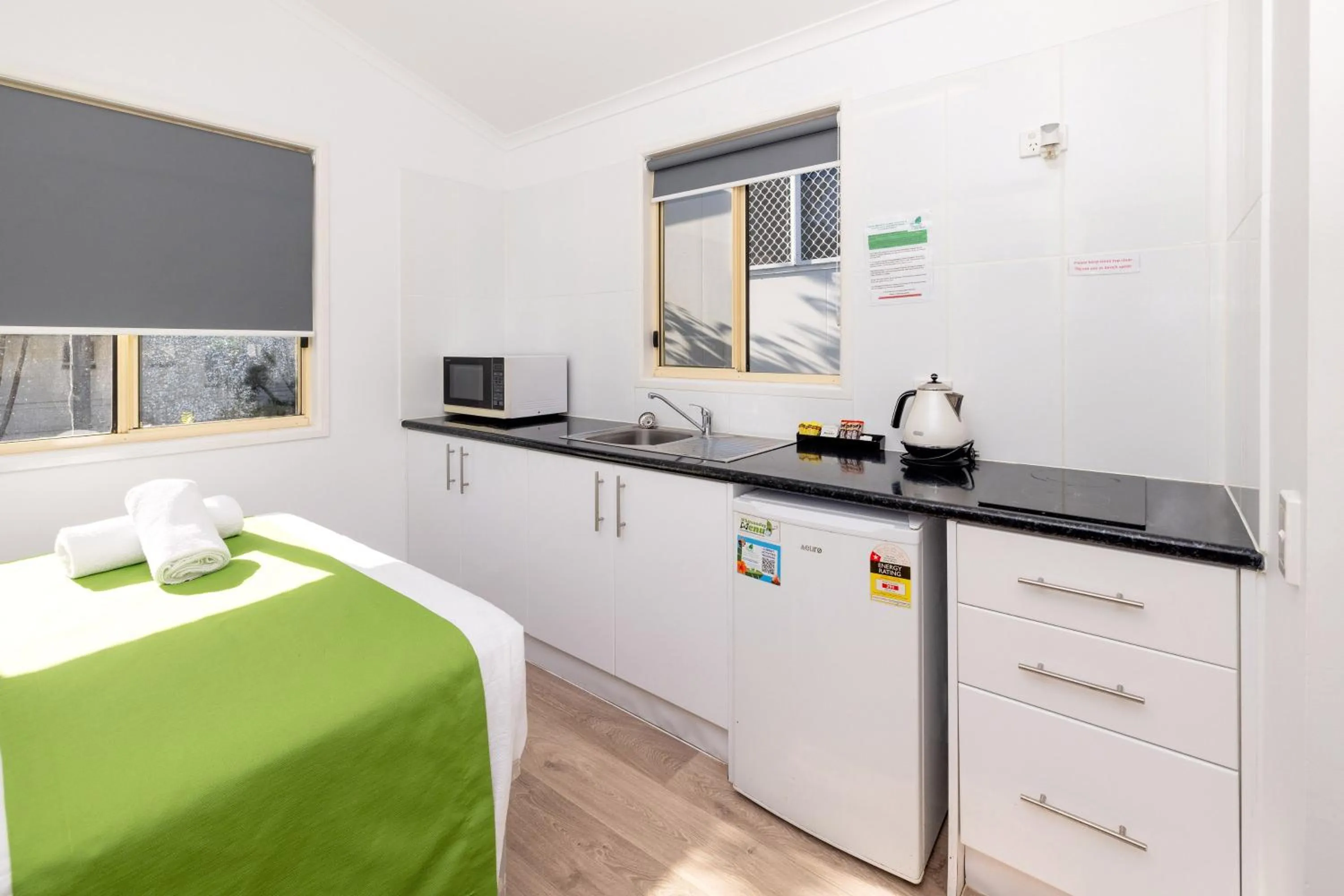 Kitchen or kitchenette, Bed in BIG4 Whitsunday Islands Holiday Park