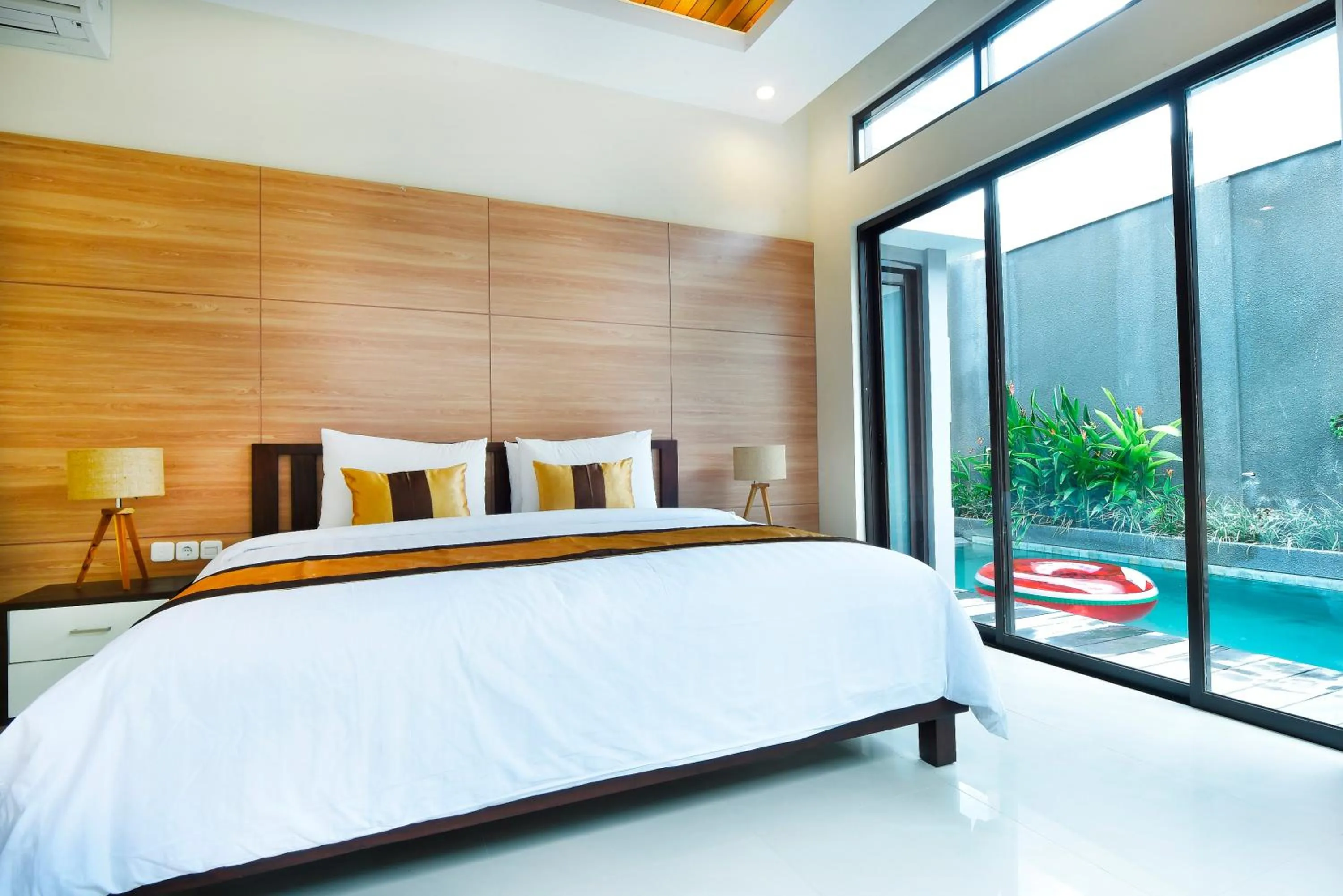 Property building, Bed in La Paradis Villa