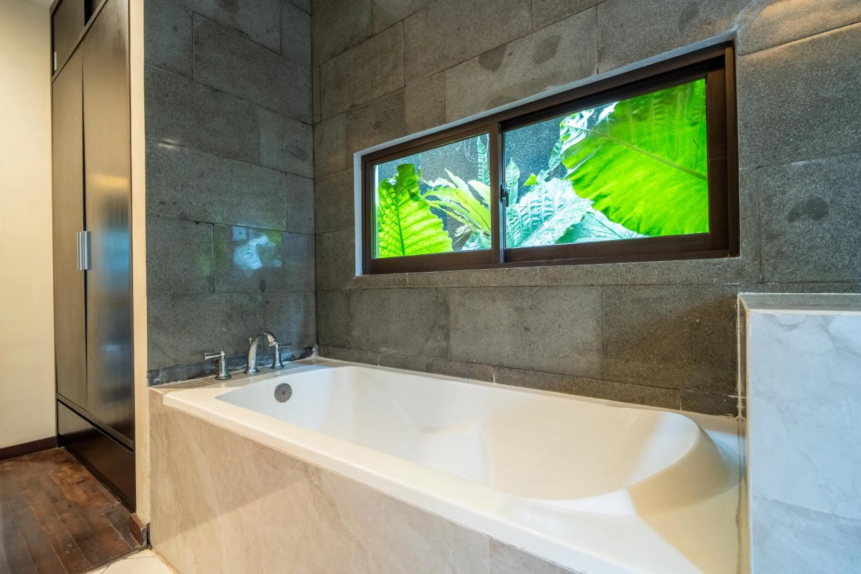 Bath in La Paradis Villa