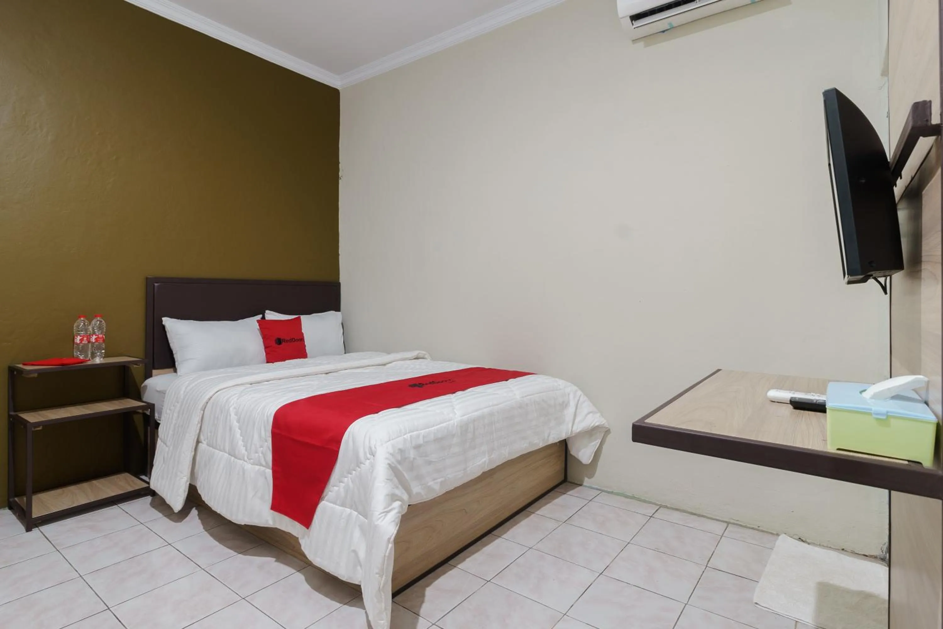 Bedroom, Bed in RedDoorz near Cikampek Mall Karawang