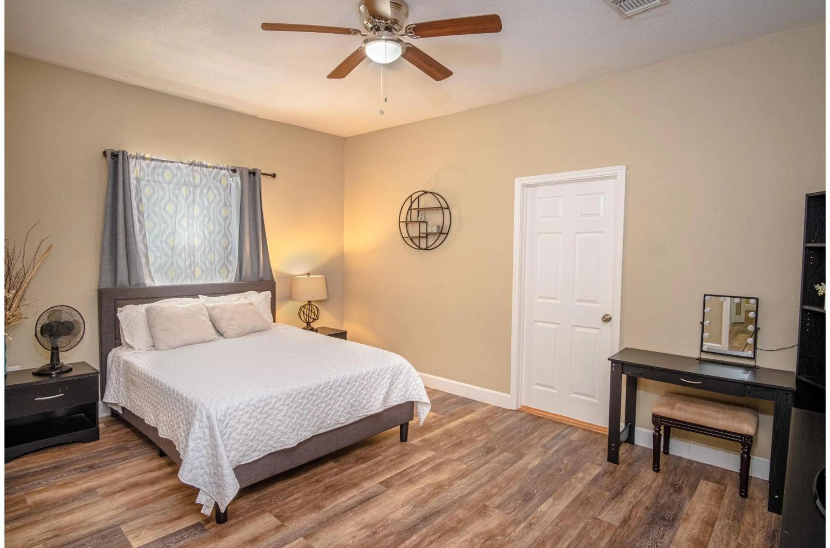 Bed in Florida St Nice Remodeled 3BR/2BA Near Downtown