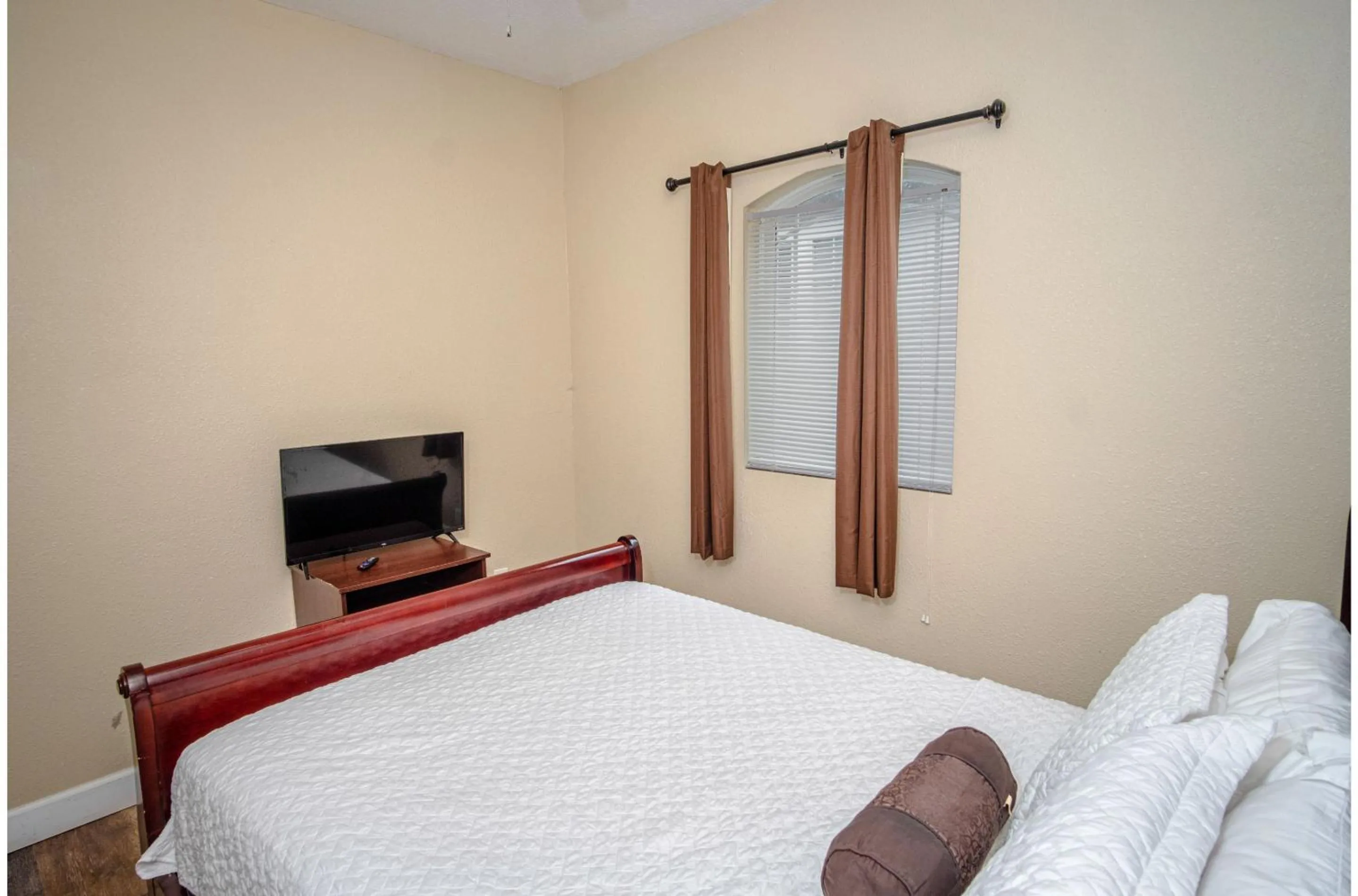 Bed in Florida St Nice Remodeled 3BR/2BA Near Downtown