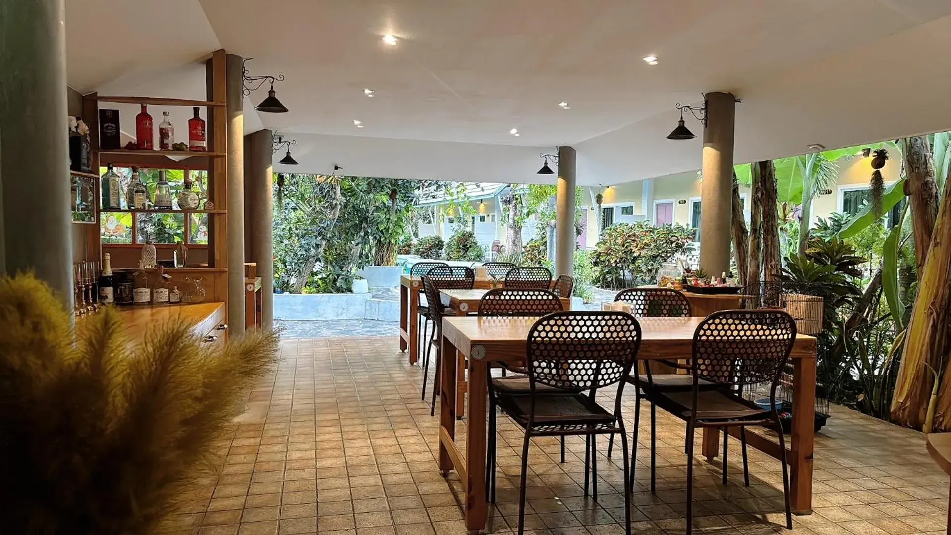 Restaurant/places to eat in Naka Resort Restaurant/places to eat in Naka Resort