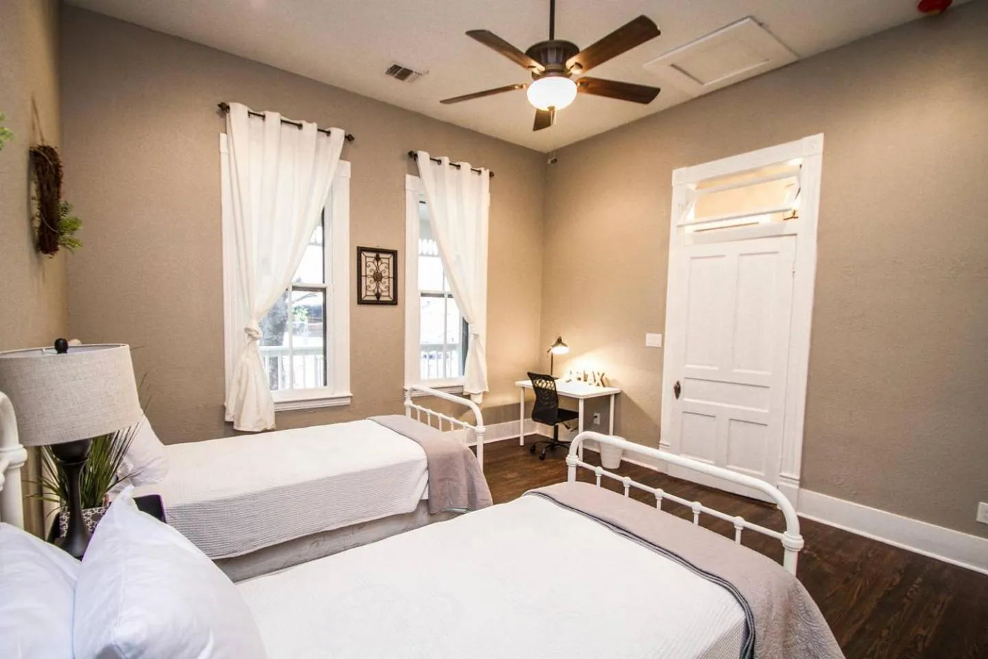 Bed in Wyoming St Restored Historic 2BR/1BA Downtown