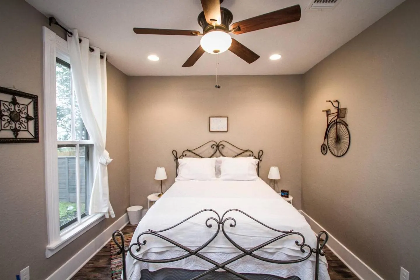 Bed in Wyoming St Restored Historic 2BR/1BA Downtown