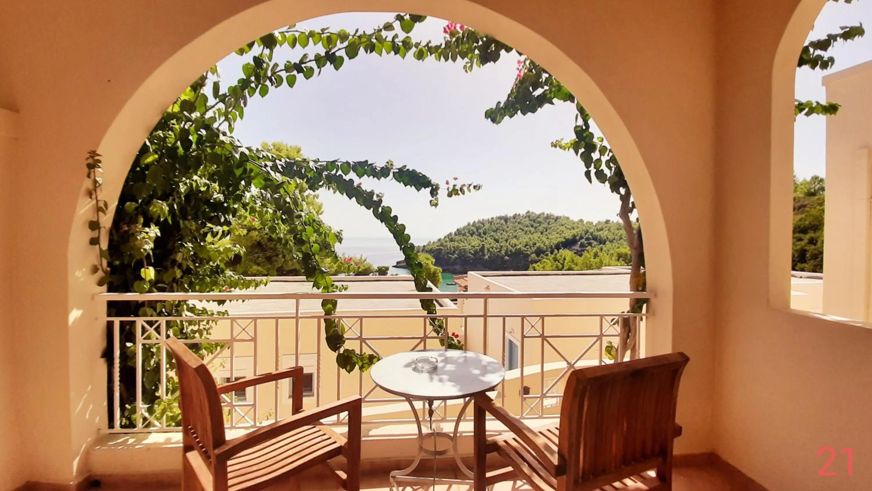 Seating area in Alonissos Beach Bungalows And Suites Hotel