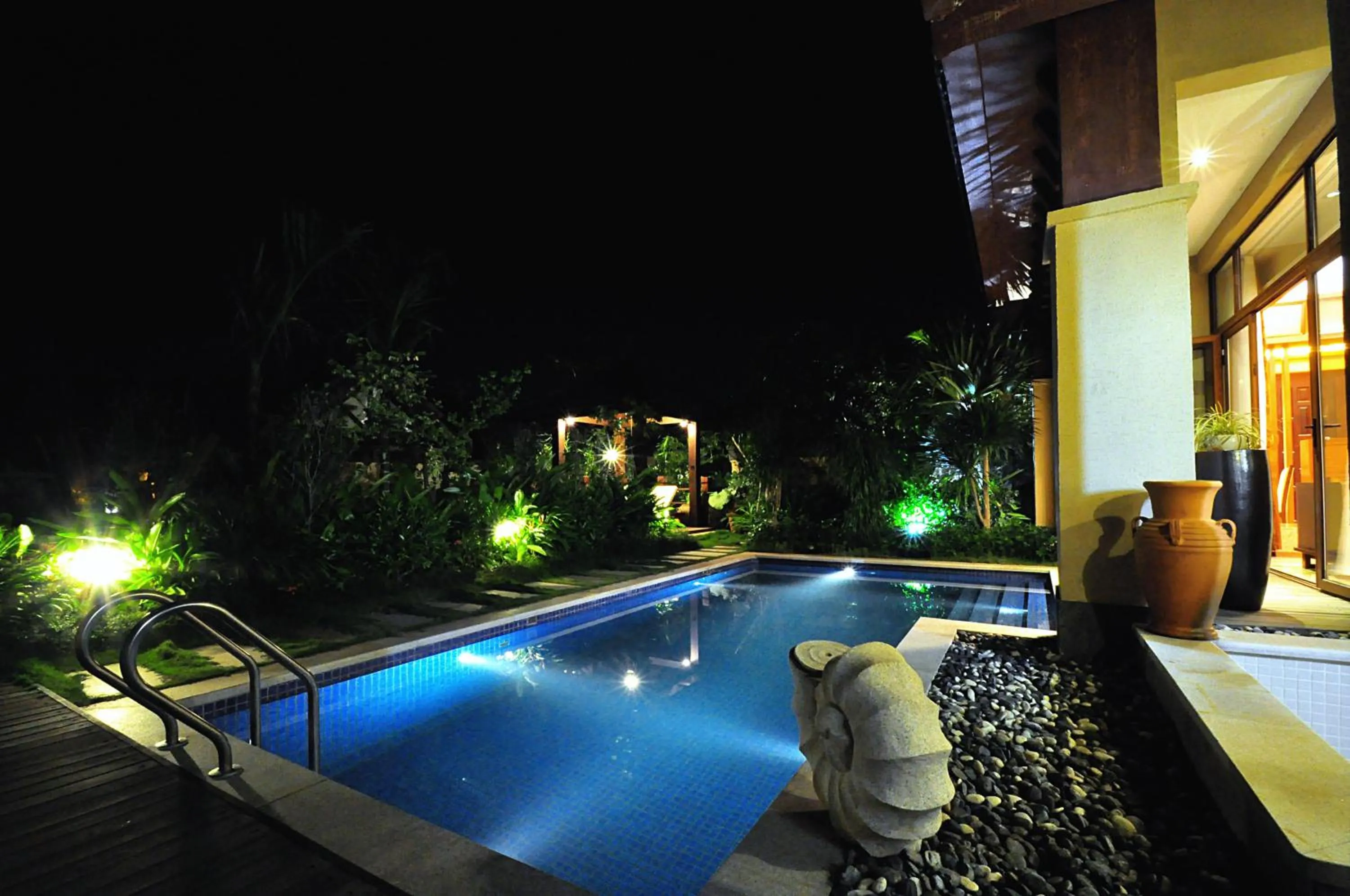 Swimming pool in ZhongAo Hotel Shimei Bay
