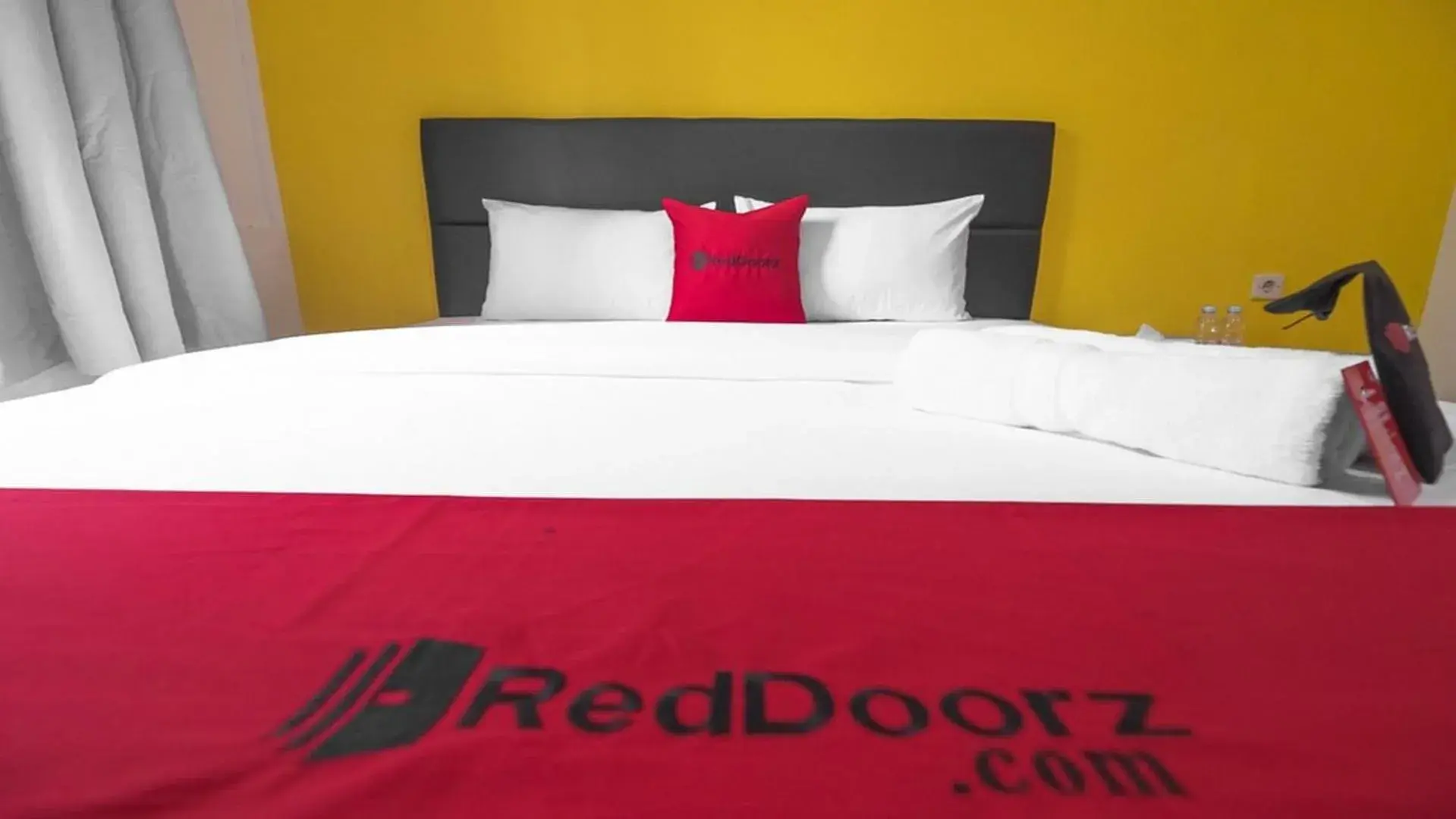 Double Room in RedDoorz near ITC Mangga Dua Double Room in RedDoorz near ITC Mangga Dua