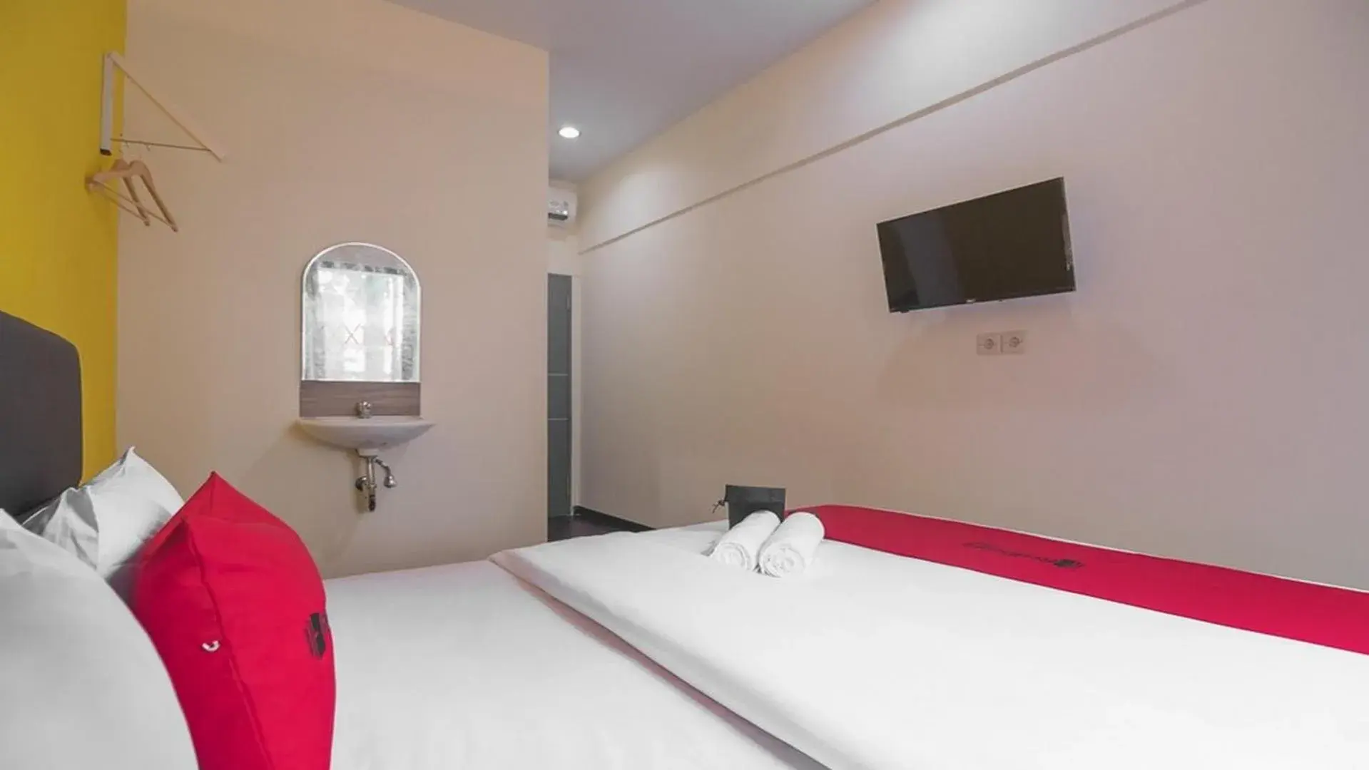 Bedroom, Bed in RedDoorz near ITC Mangga Dua Bedroom, Bed in RedDoorz near ITC Mangga Dua