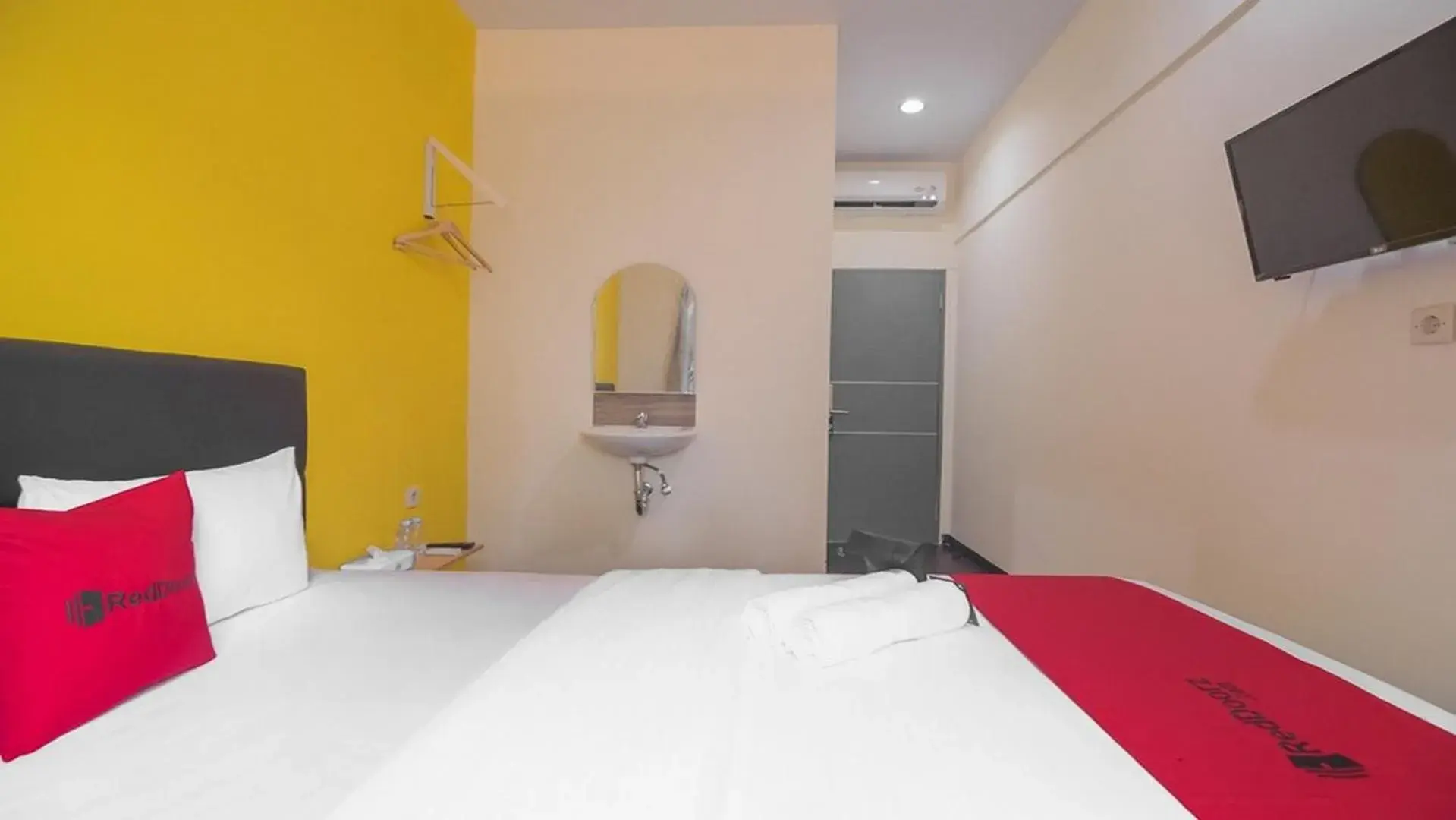 Bedroom, Bed in RedDoorz near ITC Mangga Dua Bedroom, Bed in RedDoorz near ITC Mangga Dua