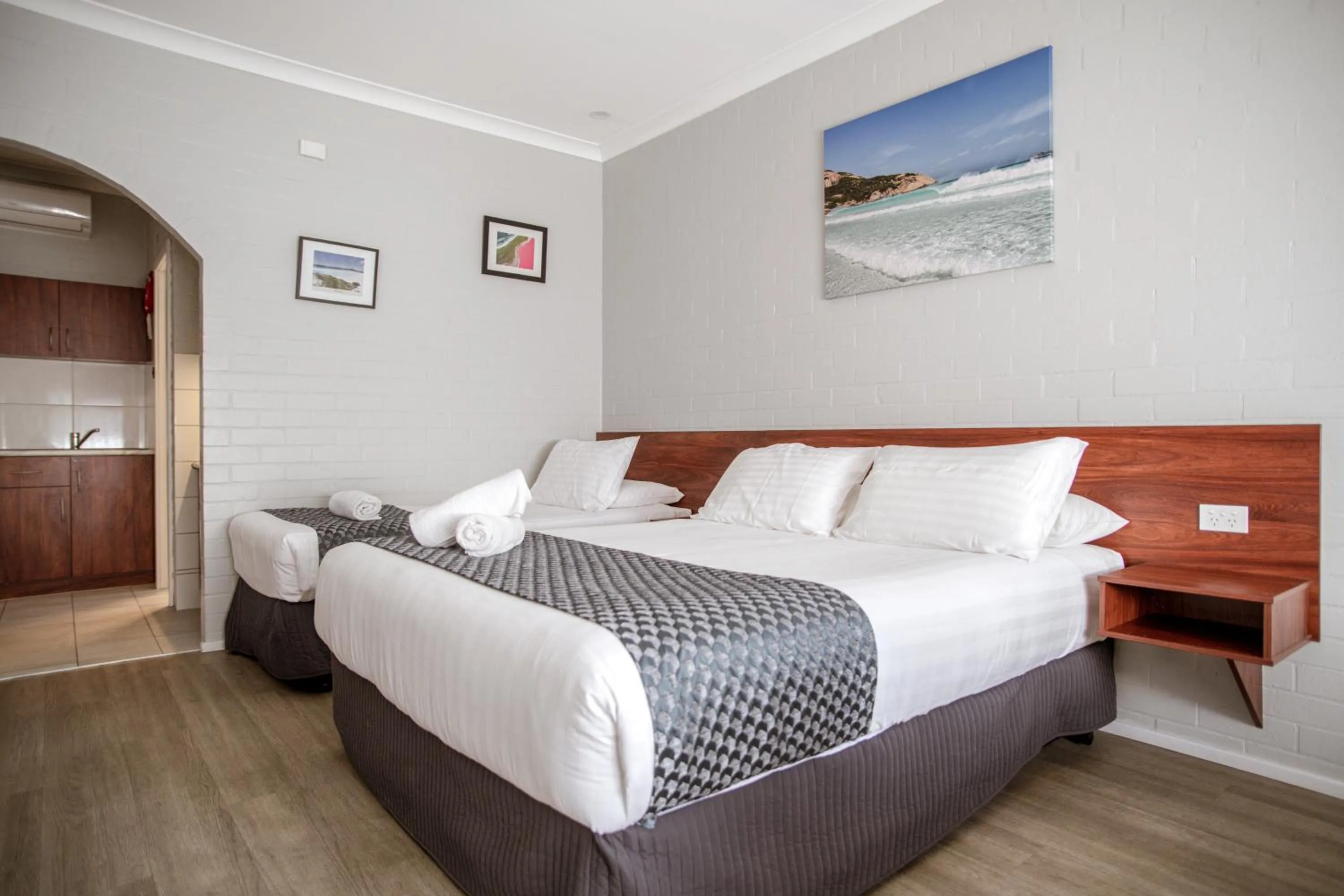 Bed in Bayview Motel