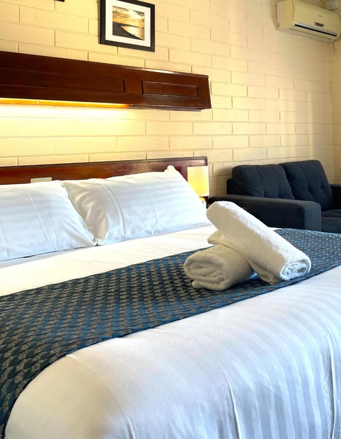 Bed in Bayview Motel