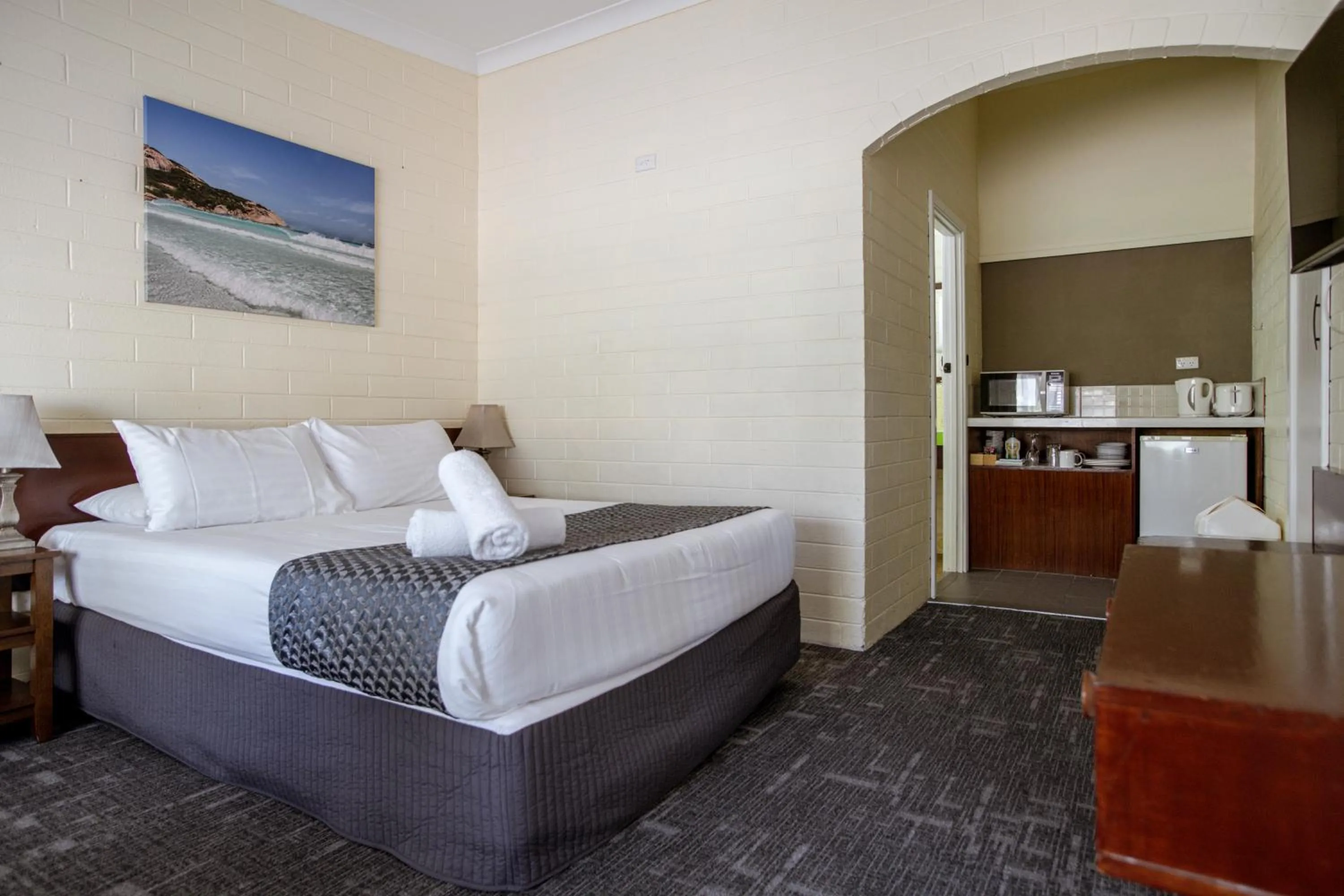 Bed in Bayview Motel