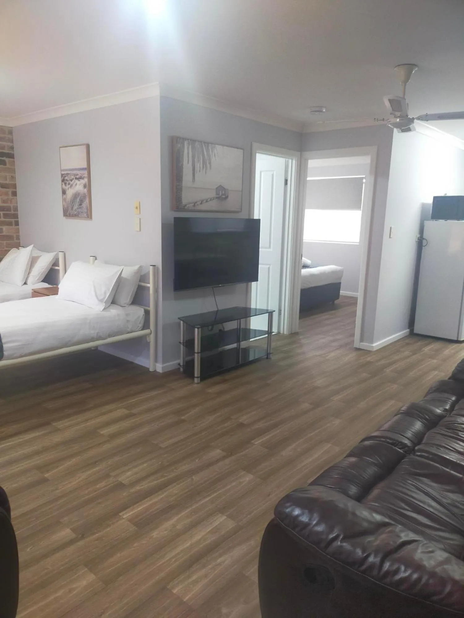 Living room, Bed in Bayview Motel