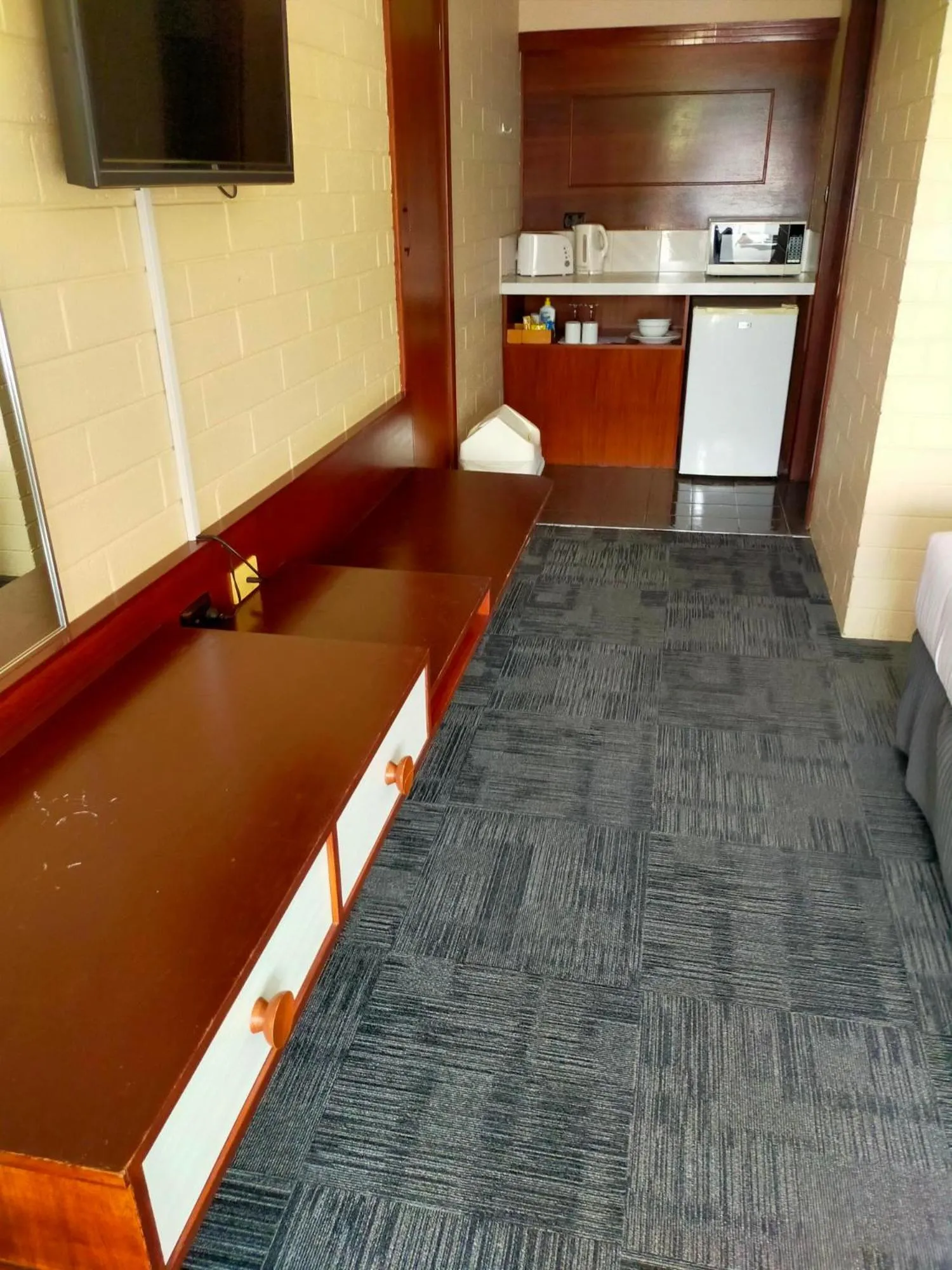 Kitchen or kitchenette, Bed in Bayview Motel