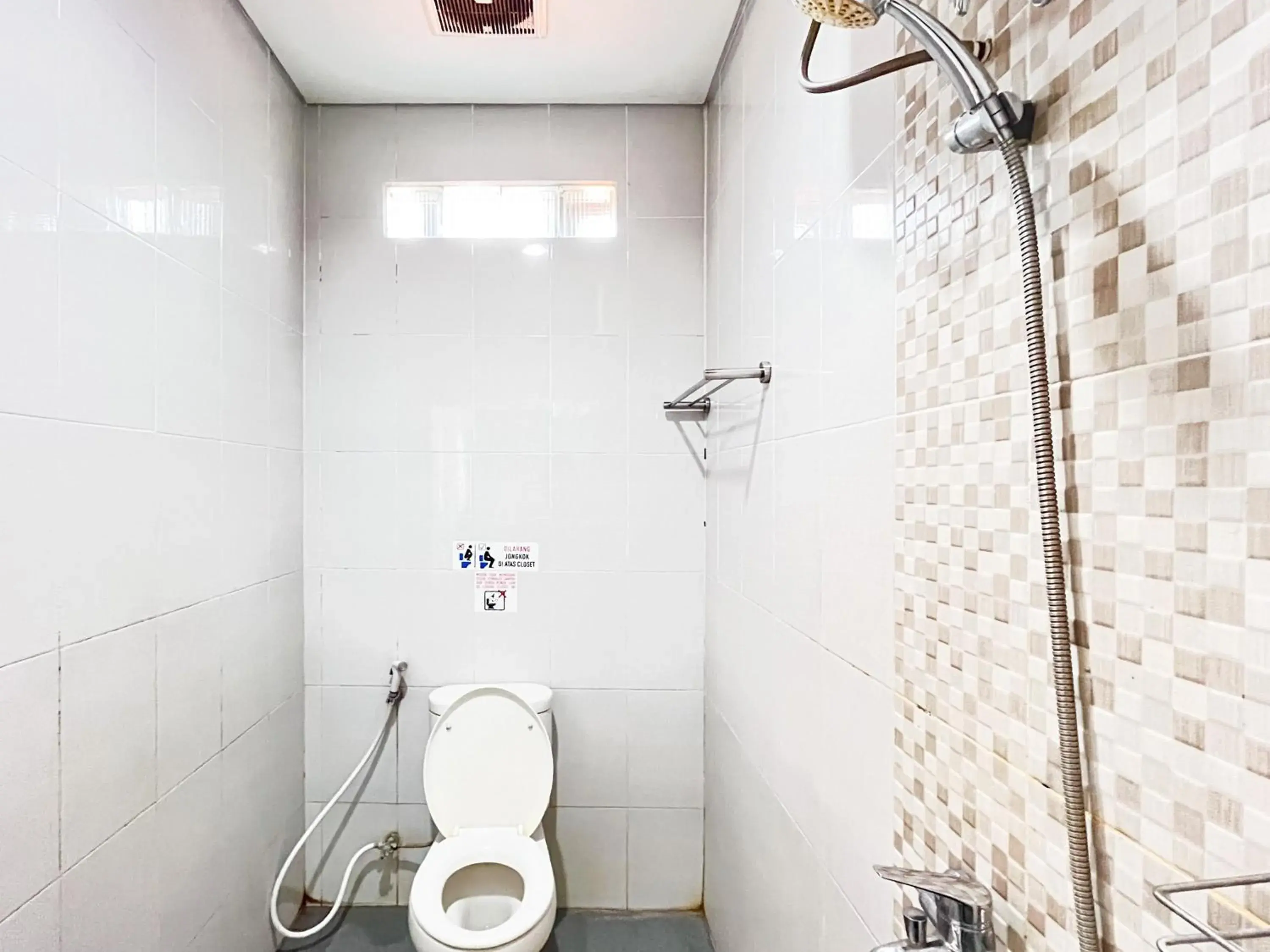 Bathroom in Urbanview Hotel Syariah Graha 8 Bubutan Surabaya Bathroom in Urbanview Hotel Syariah Graha 8 Bubutan Surabaya