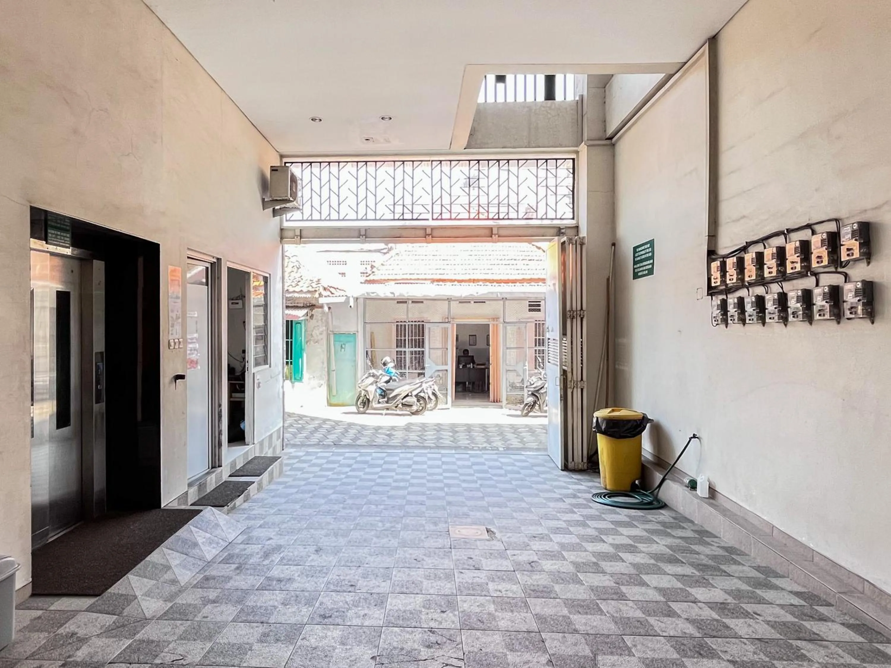 Parking in Urbanview Hotel Syariah Graha 8 Bubutan Surabaya