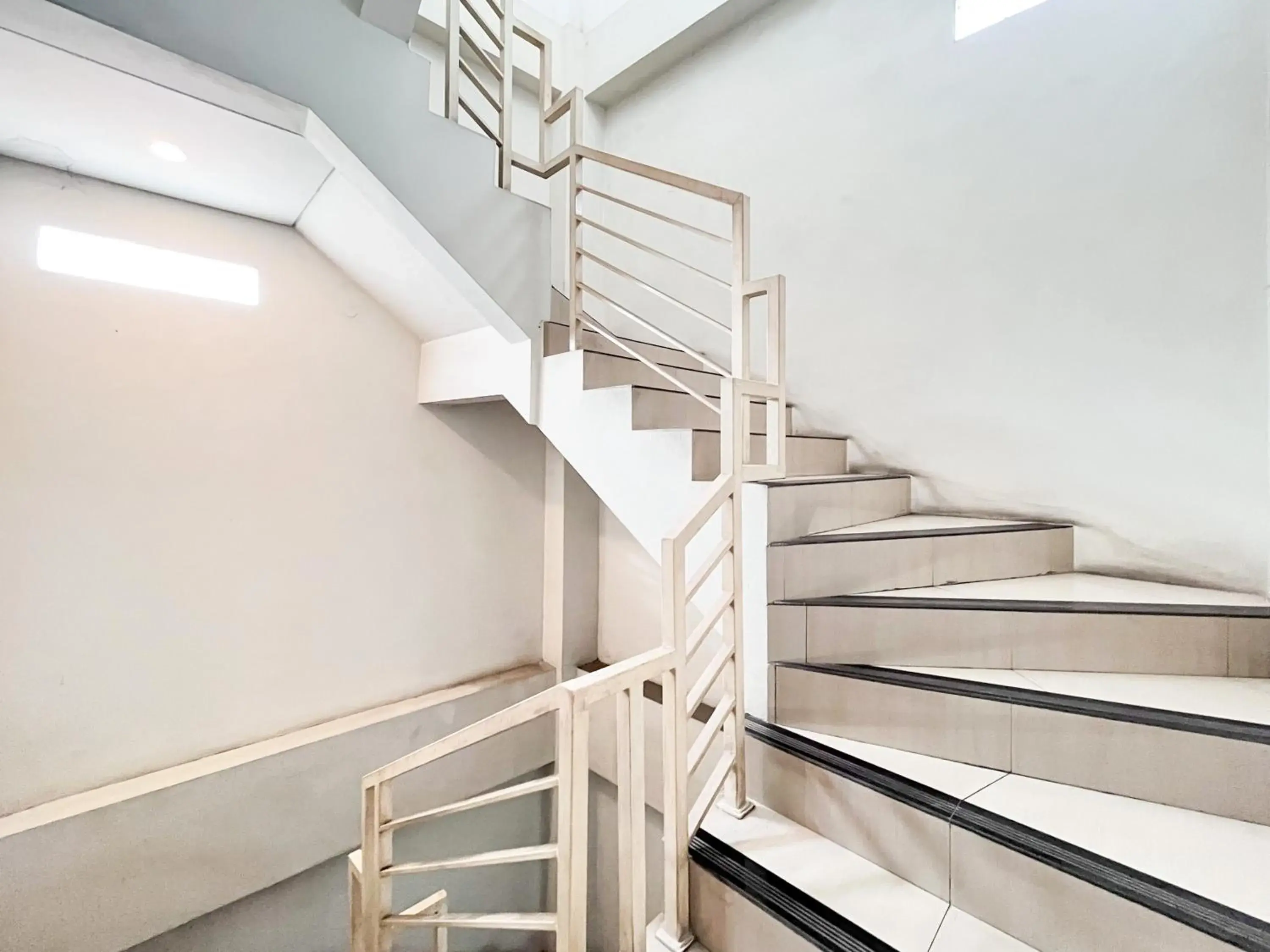 Property building in Urbanview Hotel Syariah Graha 8 Bubutan Surabaya Property building in Urbanview Hotel Syariah Graha 8 Bubutan Surabaya