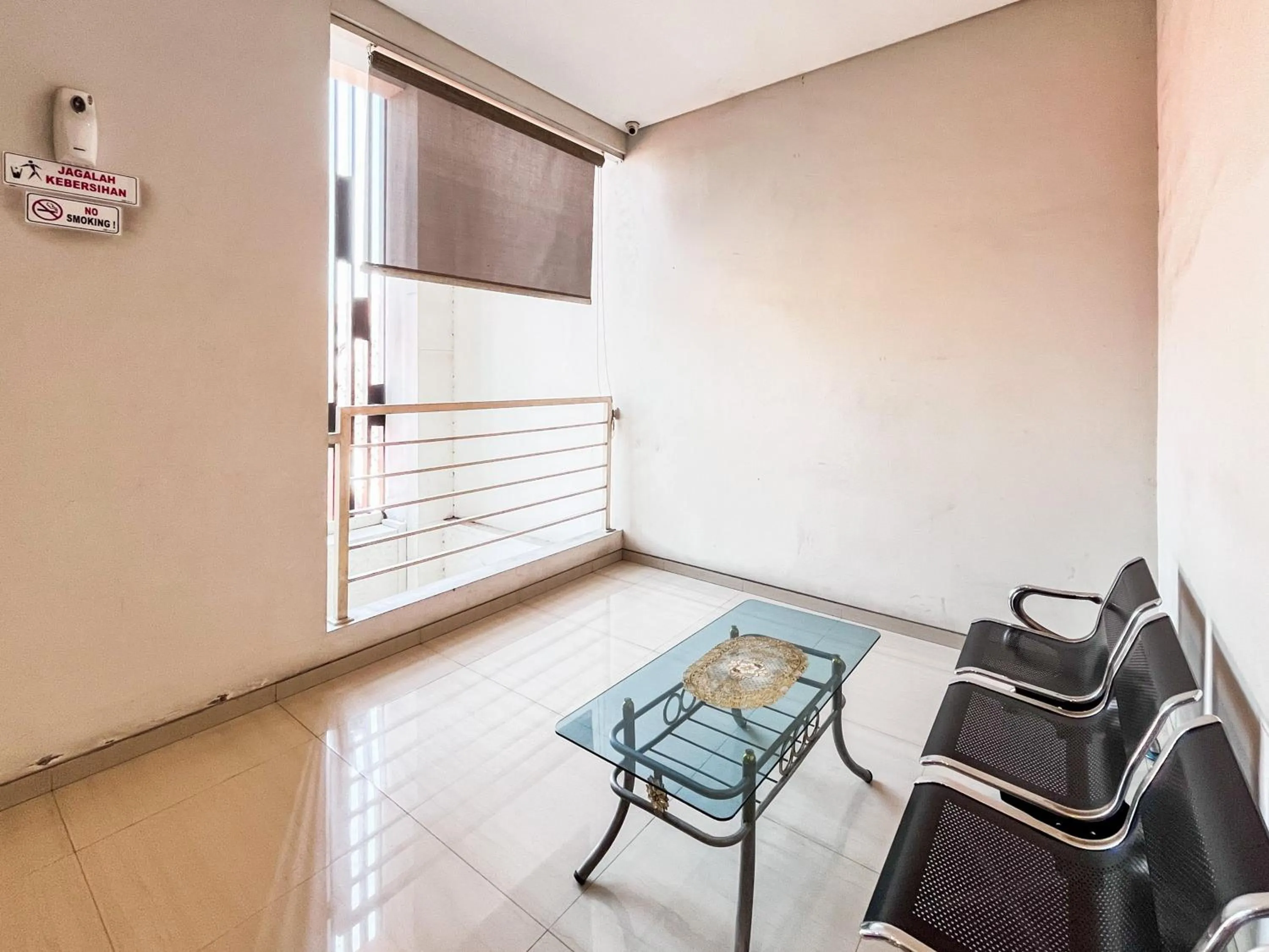 Seating area in Urbanview Hotel Syariah Graha 8 Bubutan Surabaya