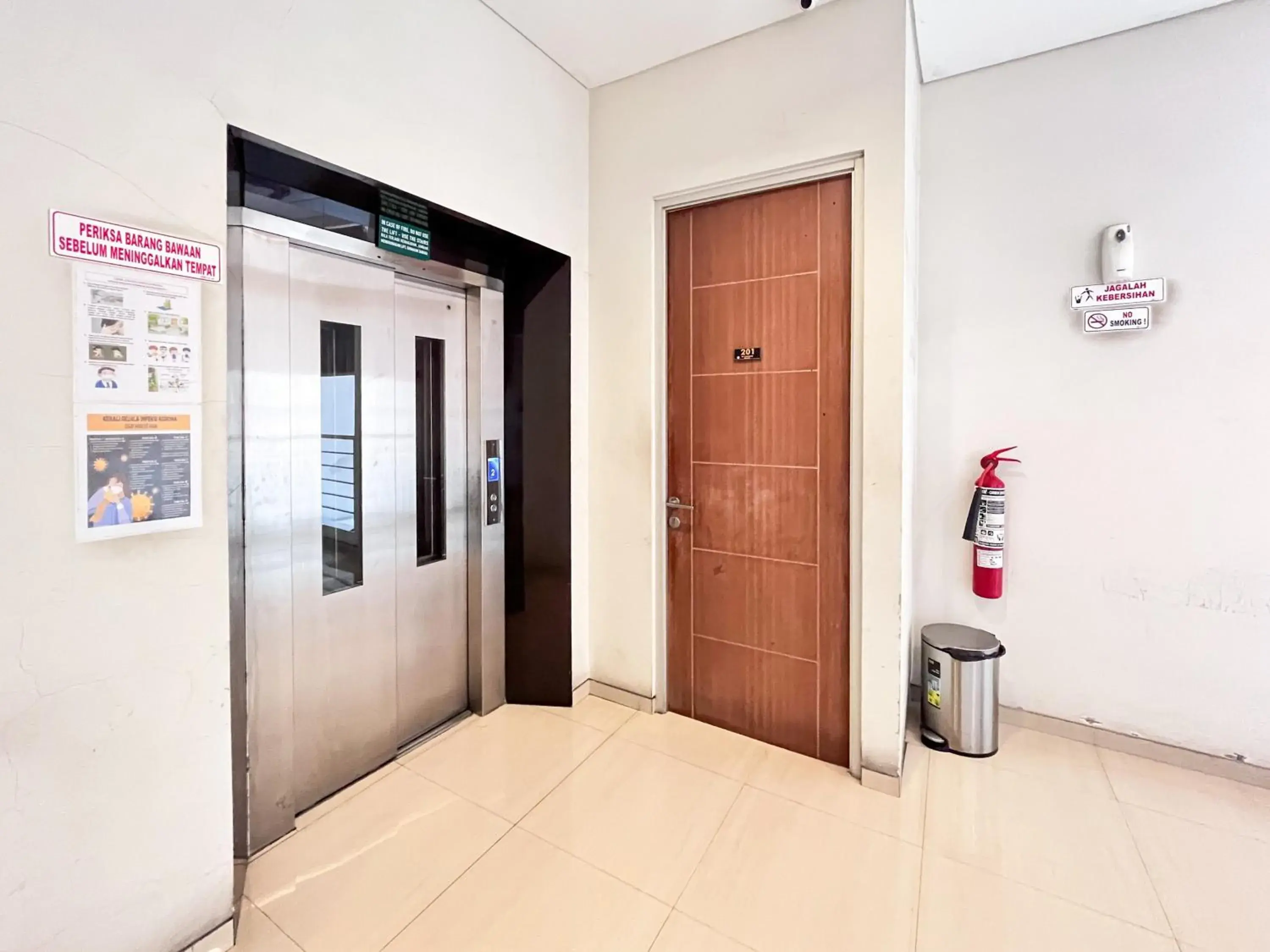 Property building in Urbanview Hotel Syariah Graha 8 Bubutan Surabaya Property building in Urbanview Hotel Syariah Graha 8 Bubutan Surabaya