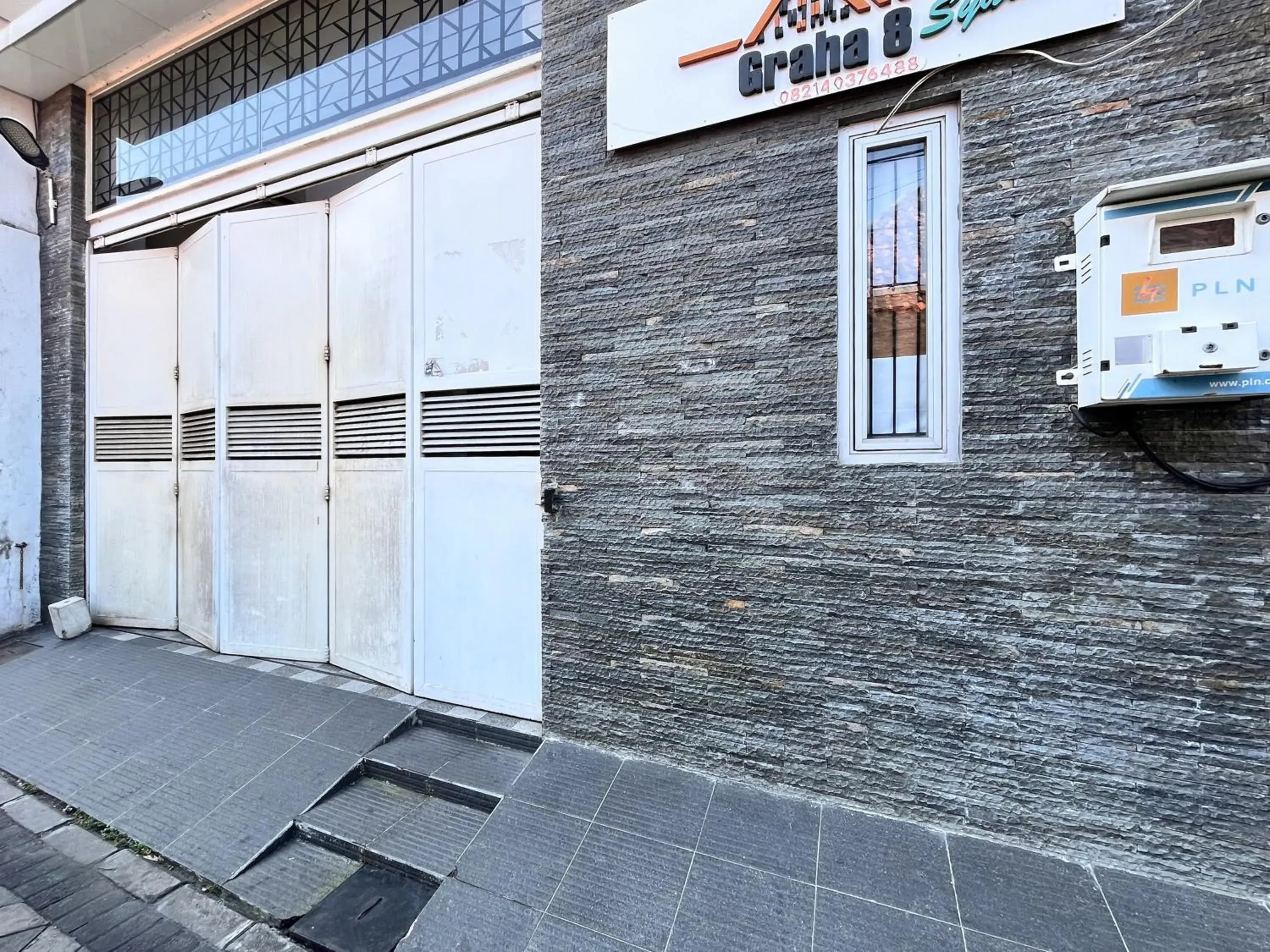 Facade/entrance in Urbanview Hotel Syariah Graha 8 Bubutan Surabaya Facade/entrance in Urbanview Hotel Syariah Graha 8 Bubutan Surabaya