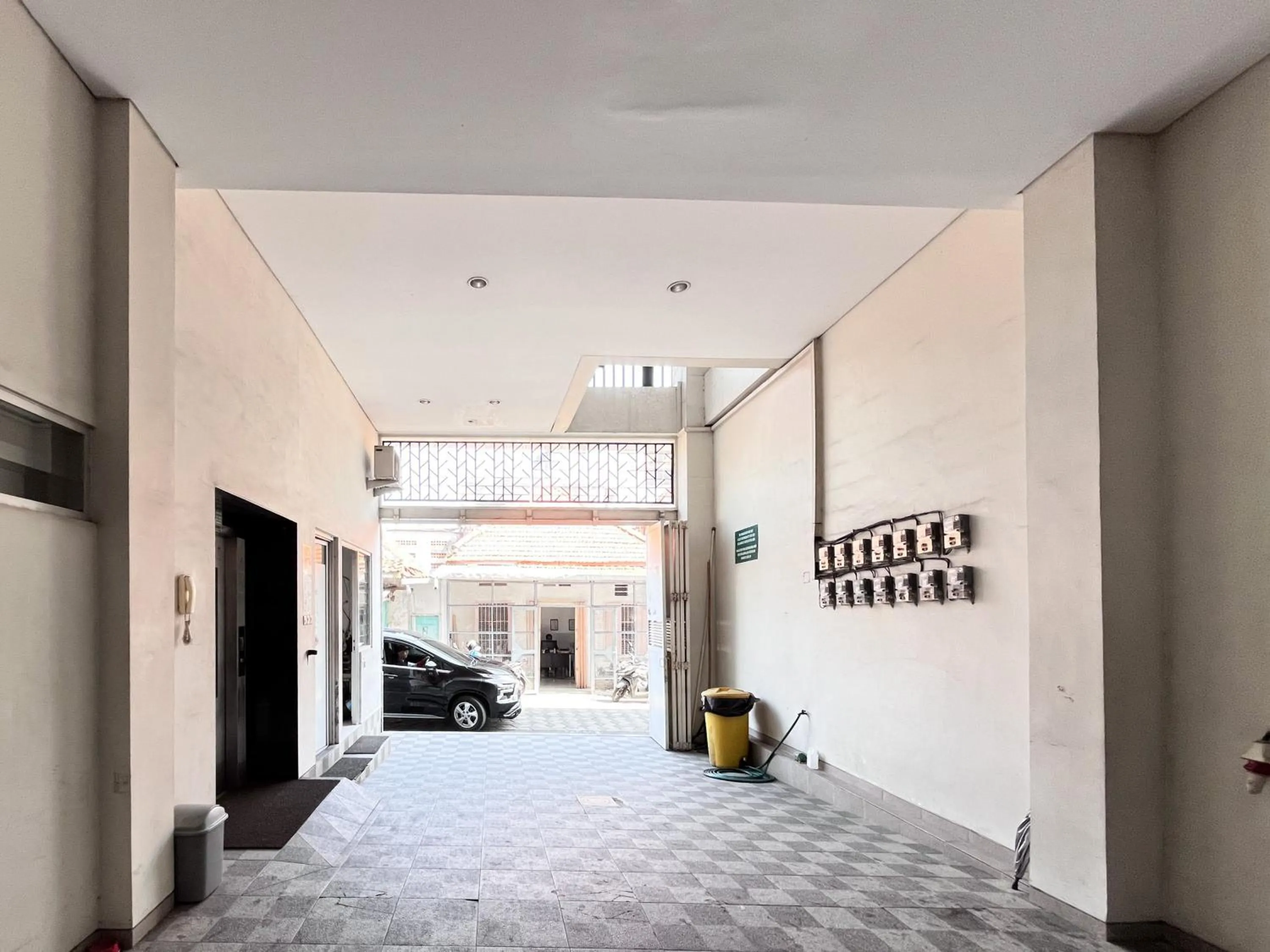 Parking in Urbanview Hotel Syariah Graha 8 Bubutan Surabaya