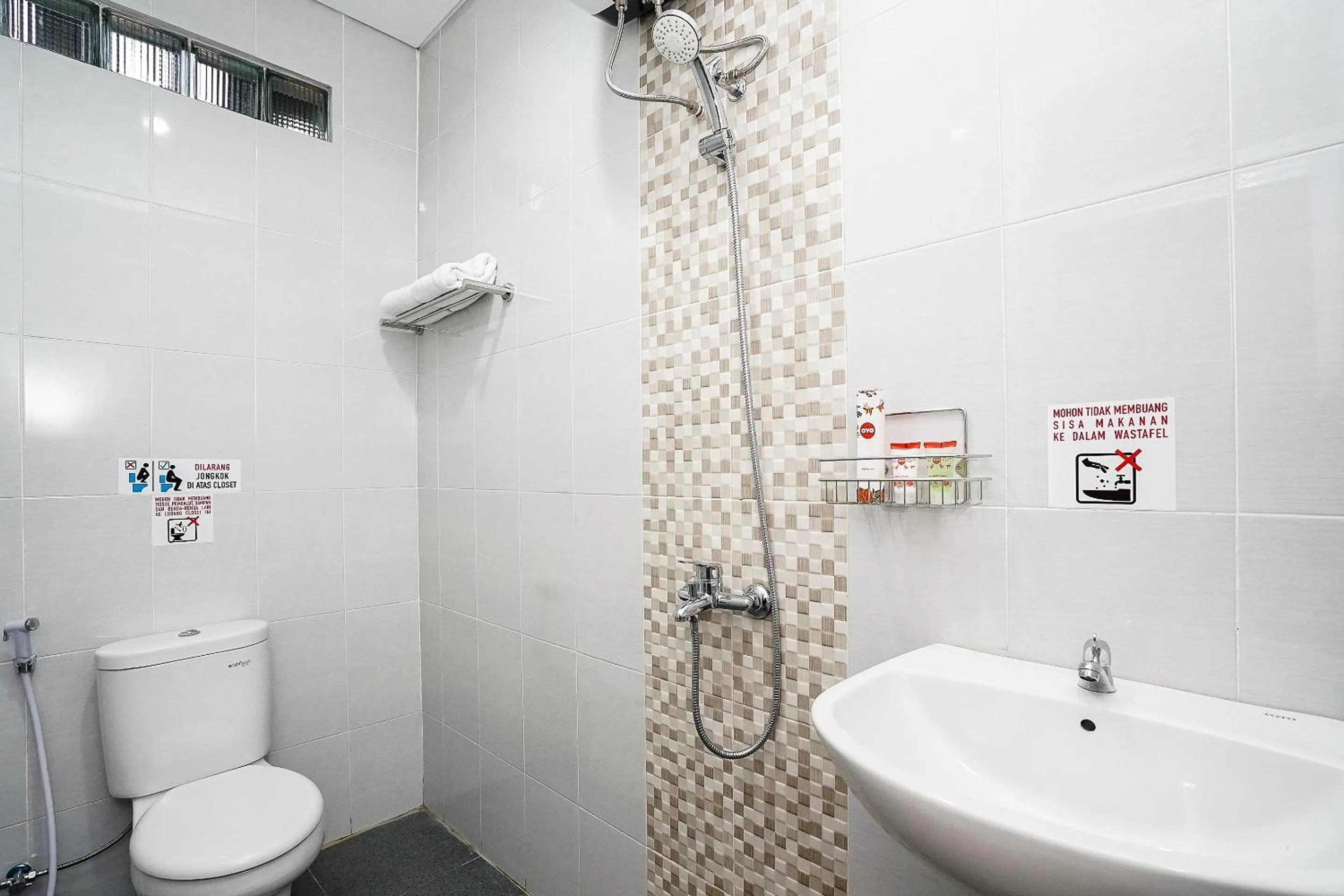 Bathroom in Super OYO Capital O 614 Graha 8 Syariah