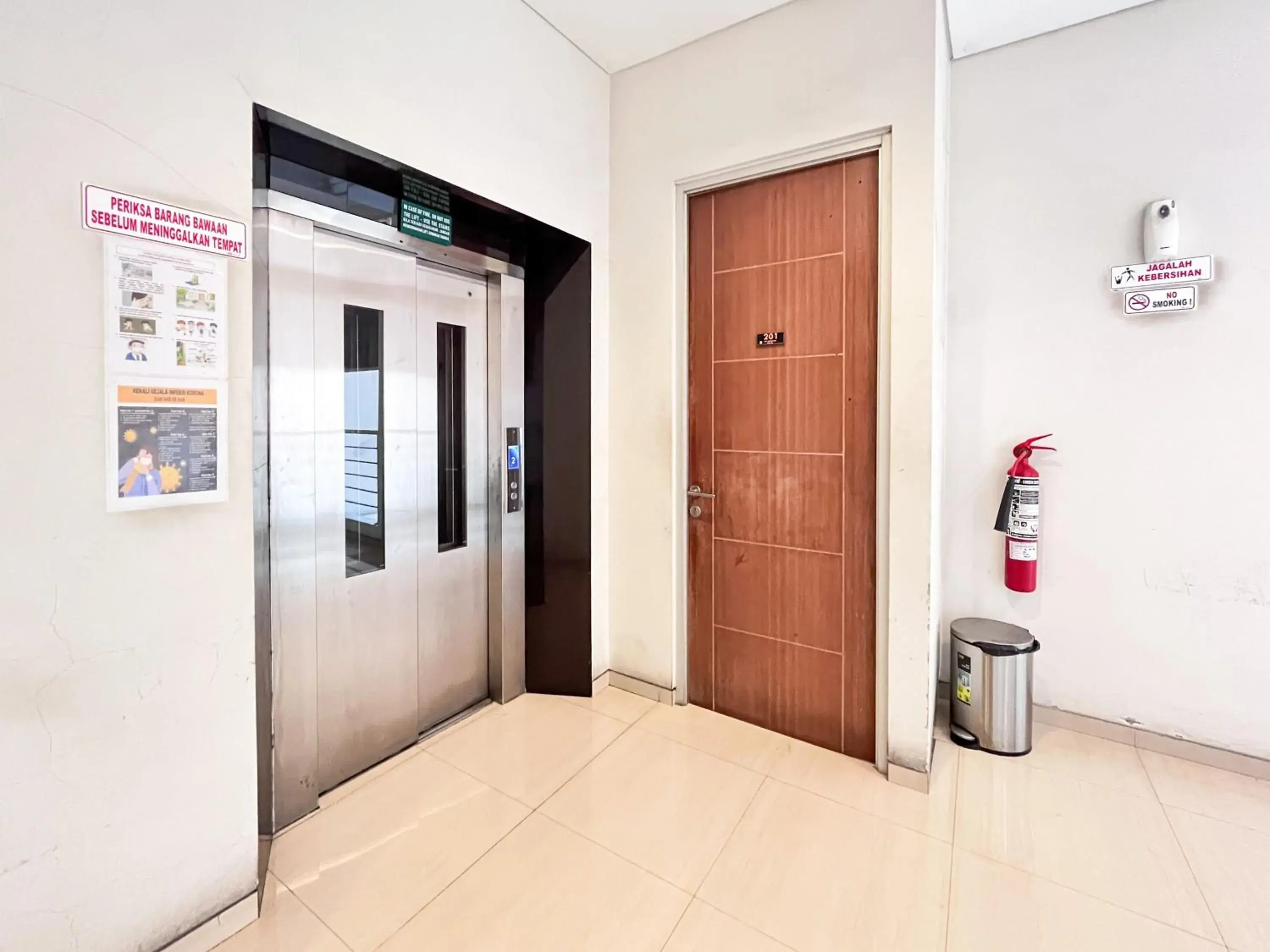 Property building in Urbanview Hotel Syariah Graha 8 Bubutan Surabaya Property building in Urbanview Hotel Syariah Graha 8 Bubutan Surabaya