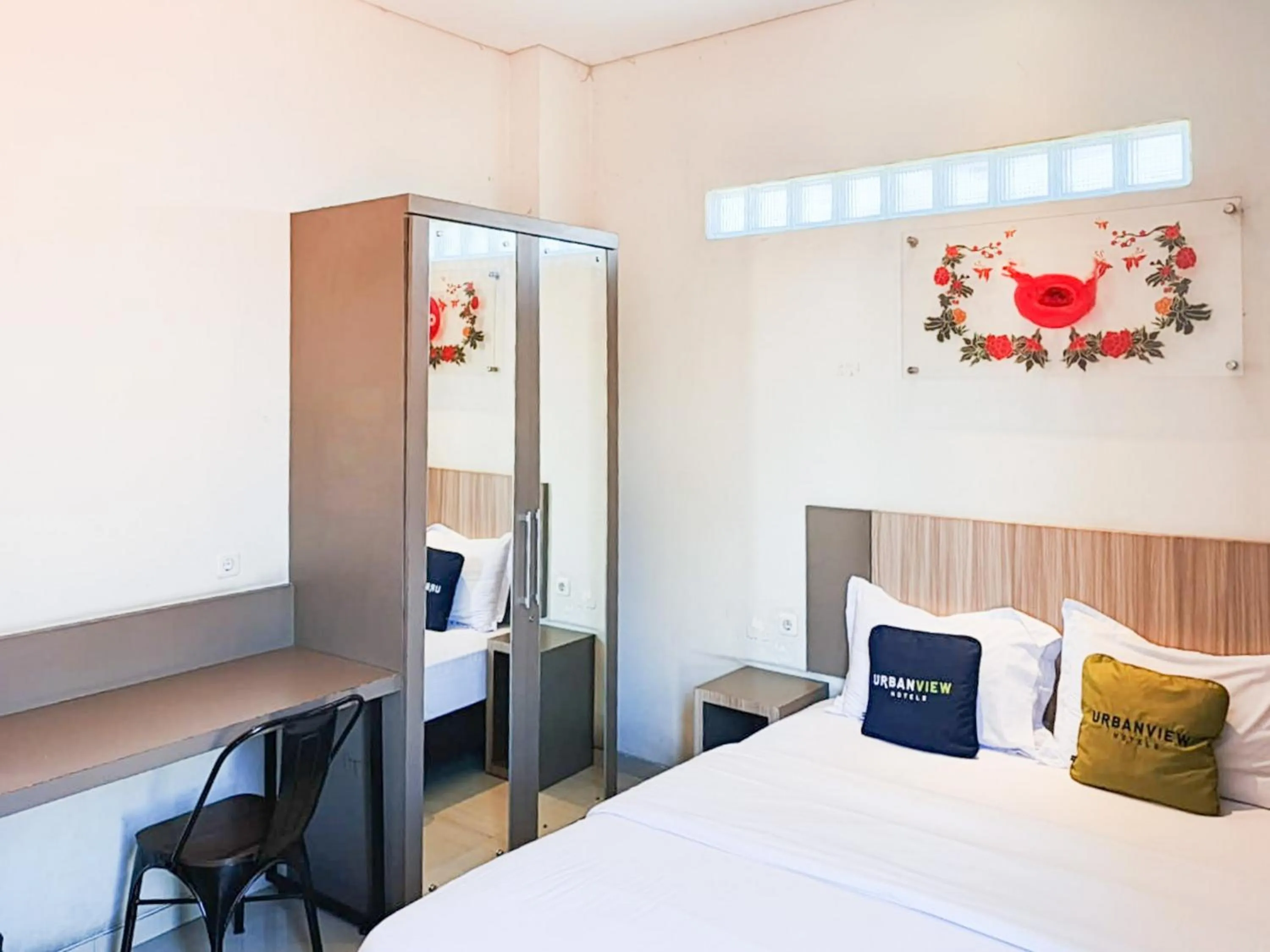 Bedroom, Bed in Urbanview Hotel Syariah Graha 8 Bubutan Surabaya