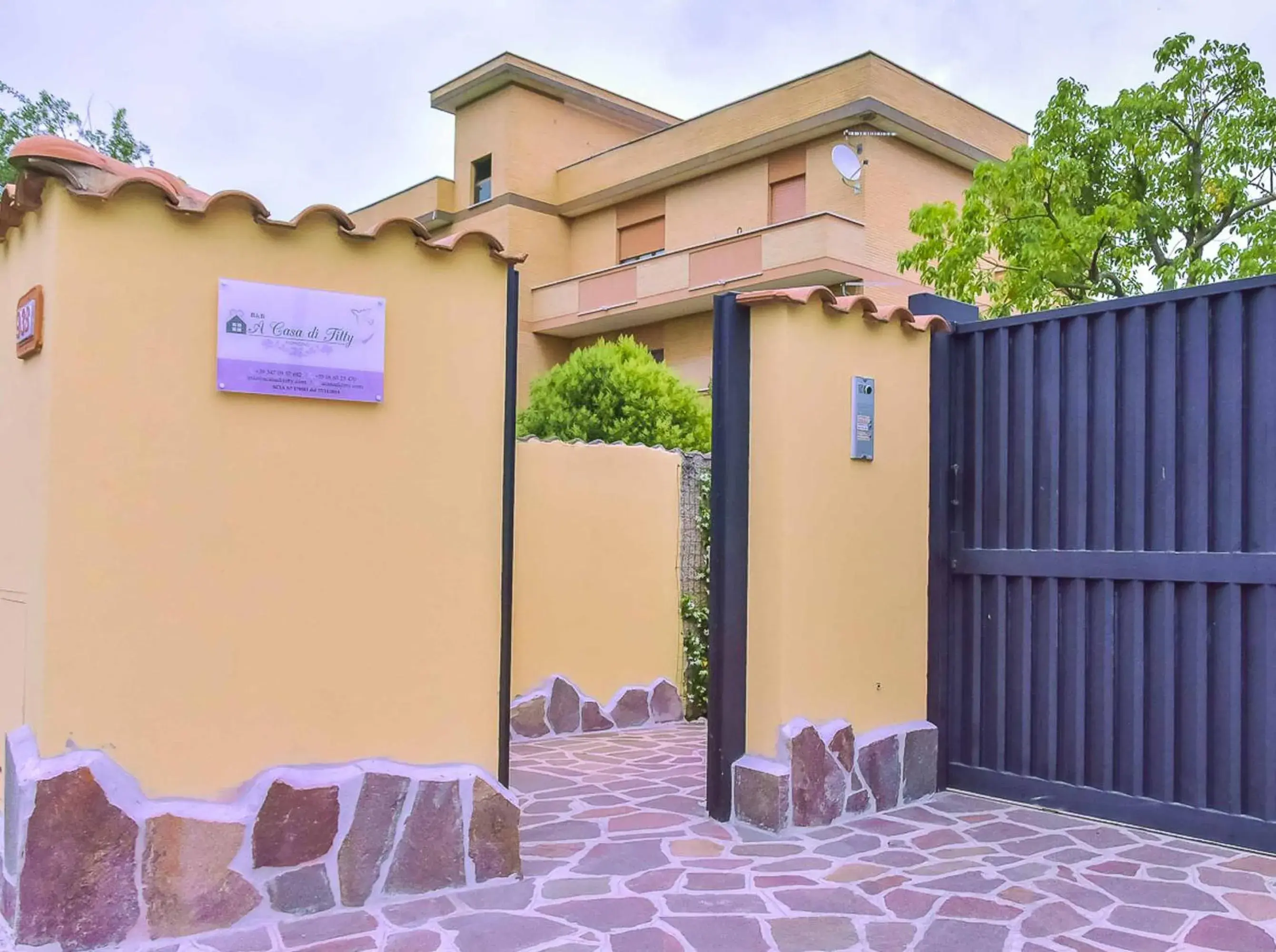 Facade/entrance in A Casa di Titty Facade/entrance in A Casa di Titty