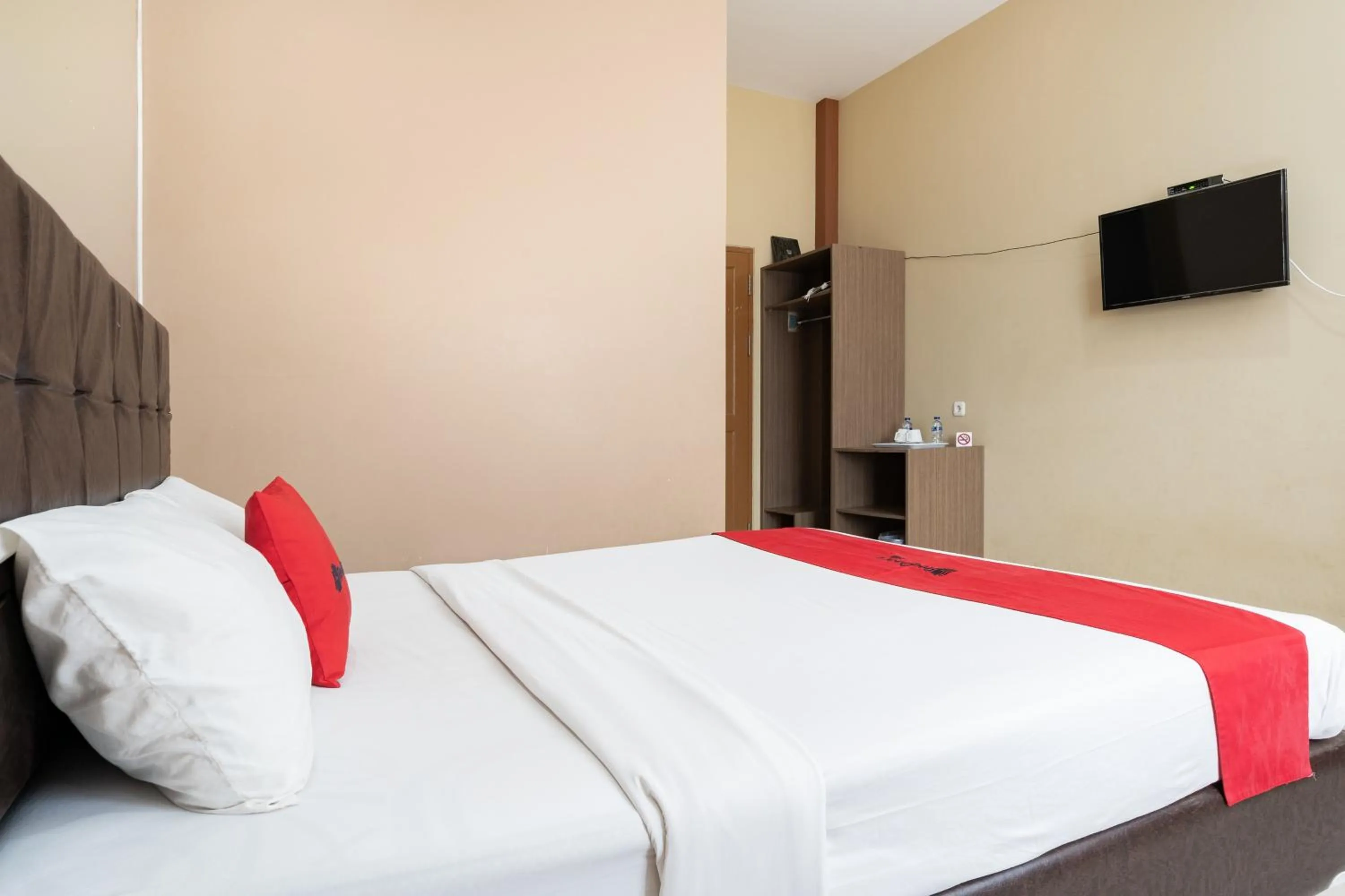 Bedroom, Bed in RedDoorz near Islamic Center Samarinda