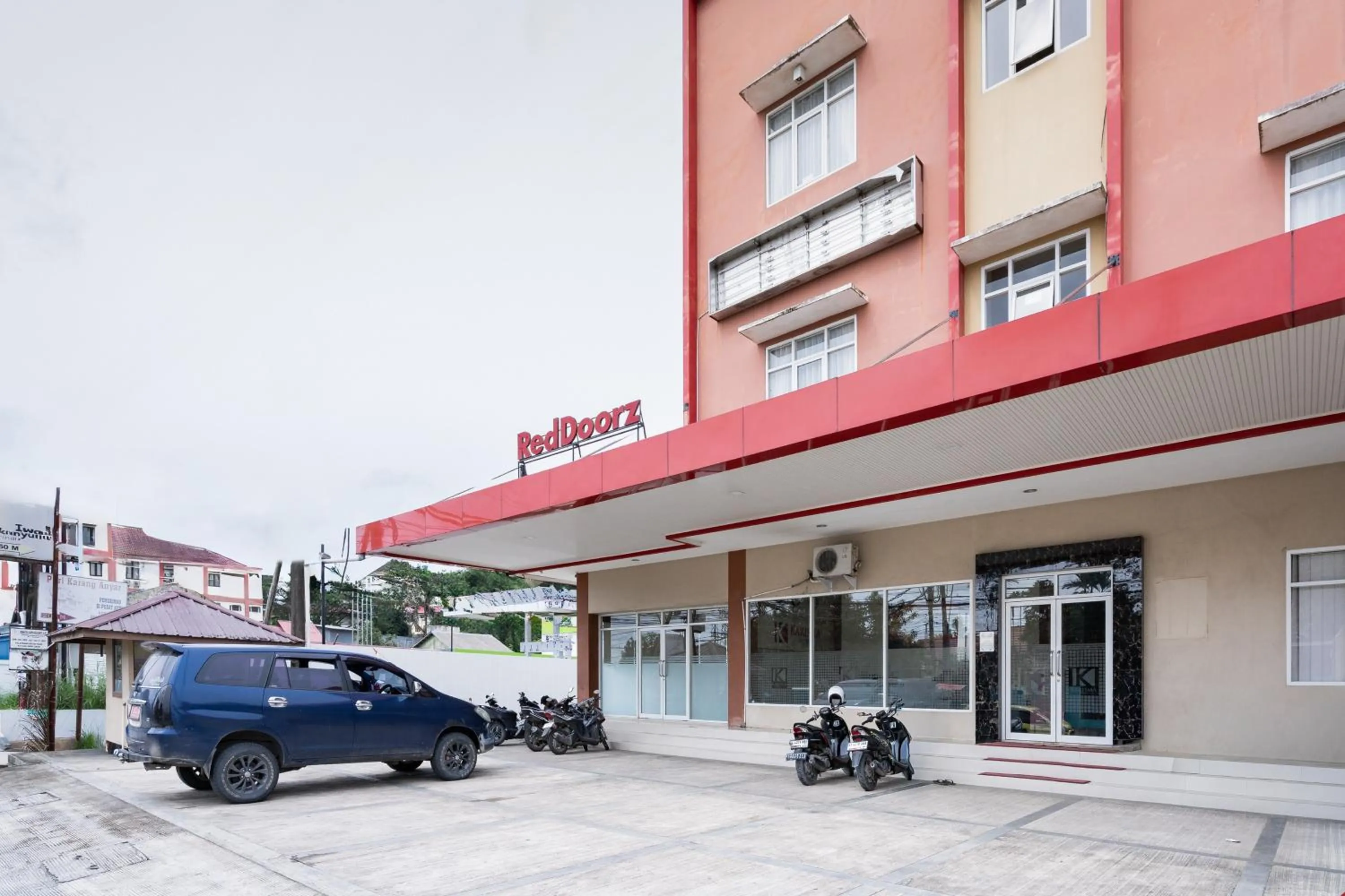 Facade/entrance in RedDoorz near Islamic Center Samarinda