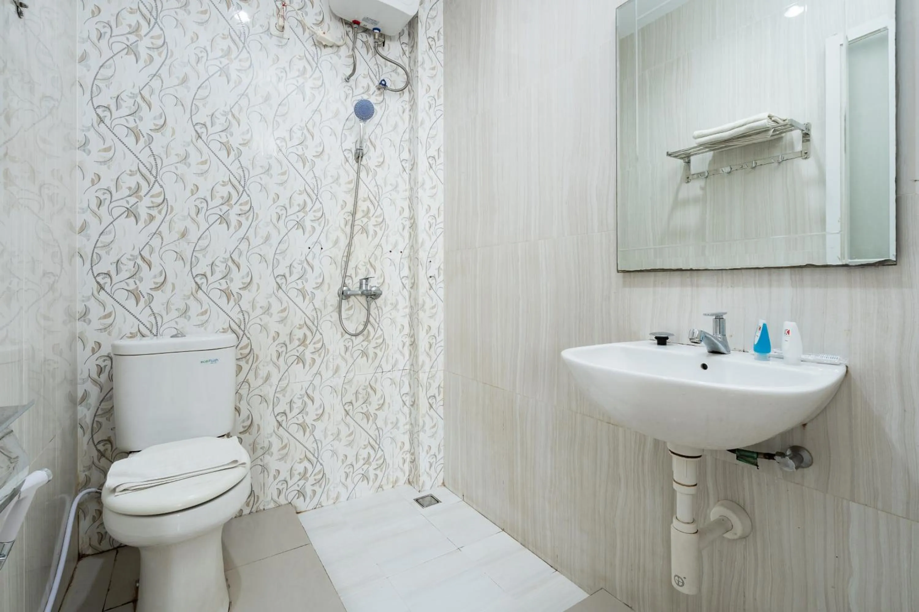 Bathroom in RedDoorz near Islamic Center Samarinda