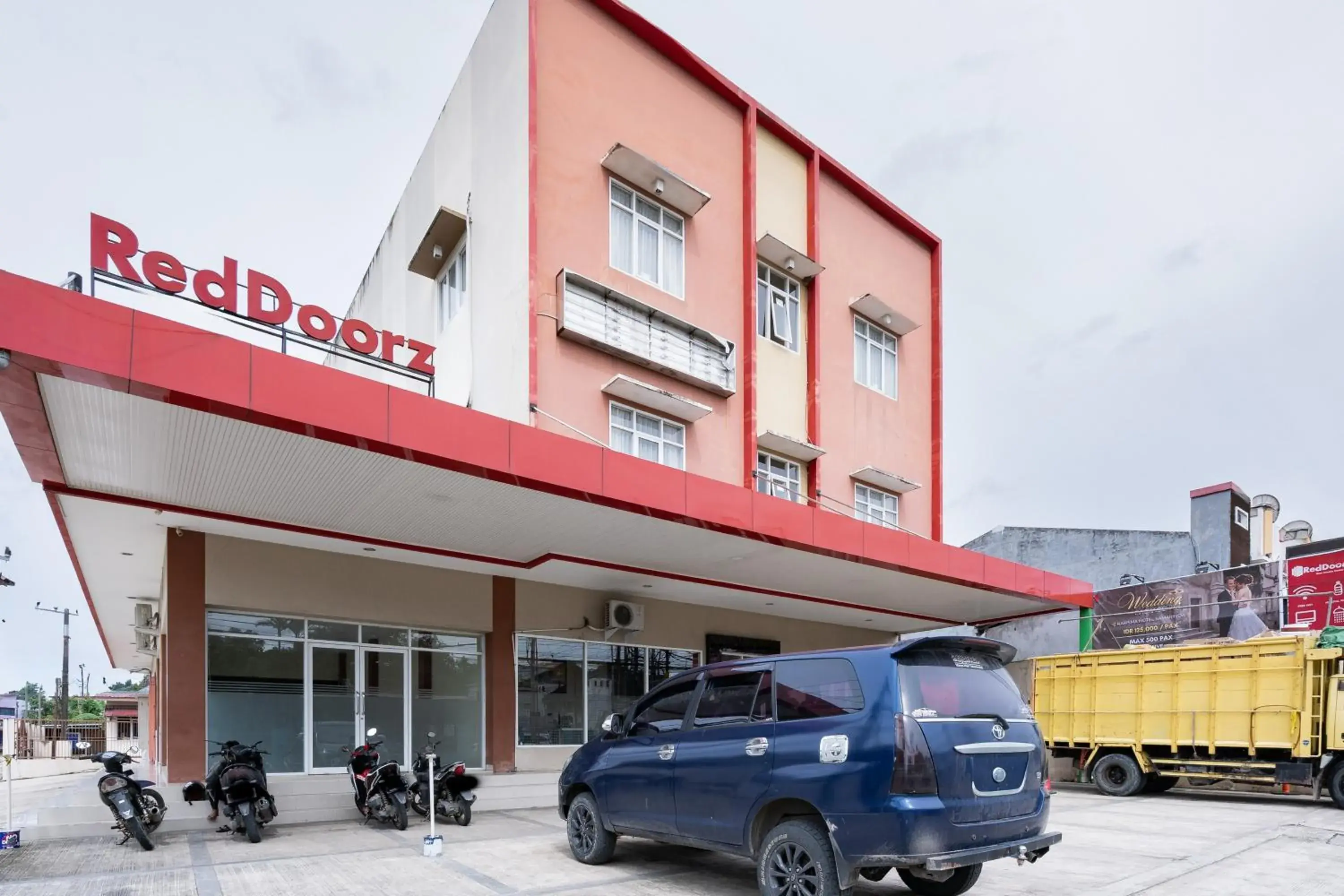 Facade/entrance in RedDoorz near Islamic Center Samarinda Facade/entrance in RedDoorz near Islamic Center Samarinda