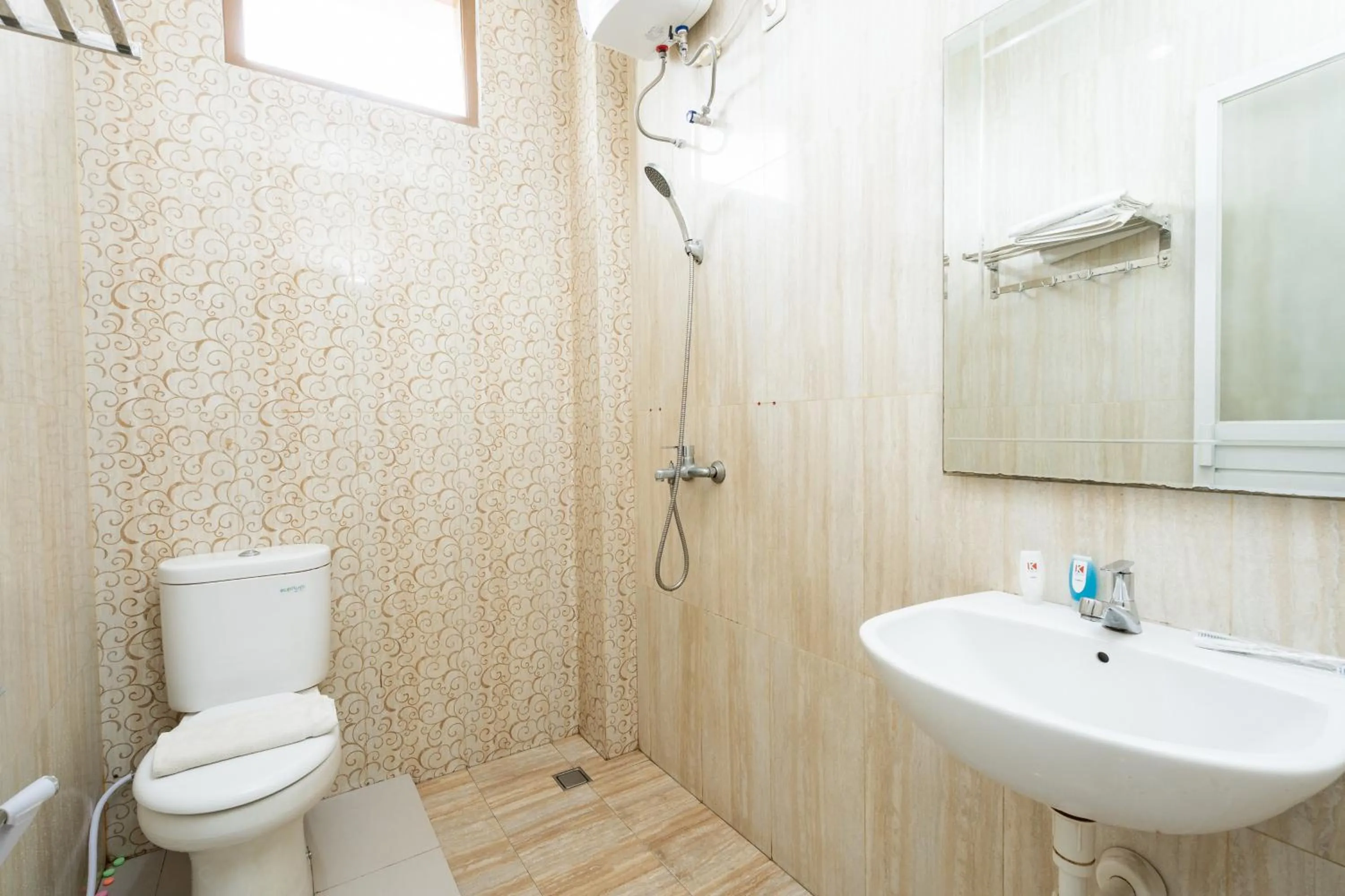 Bathroom in RedDoorz near Islamic Center Samarinda