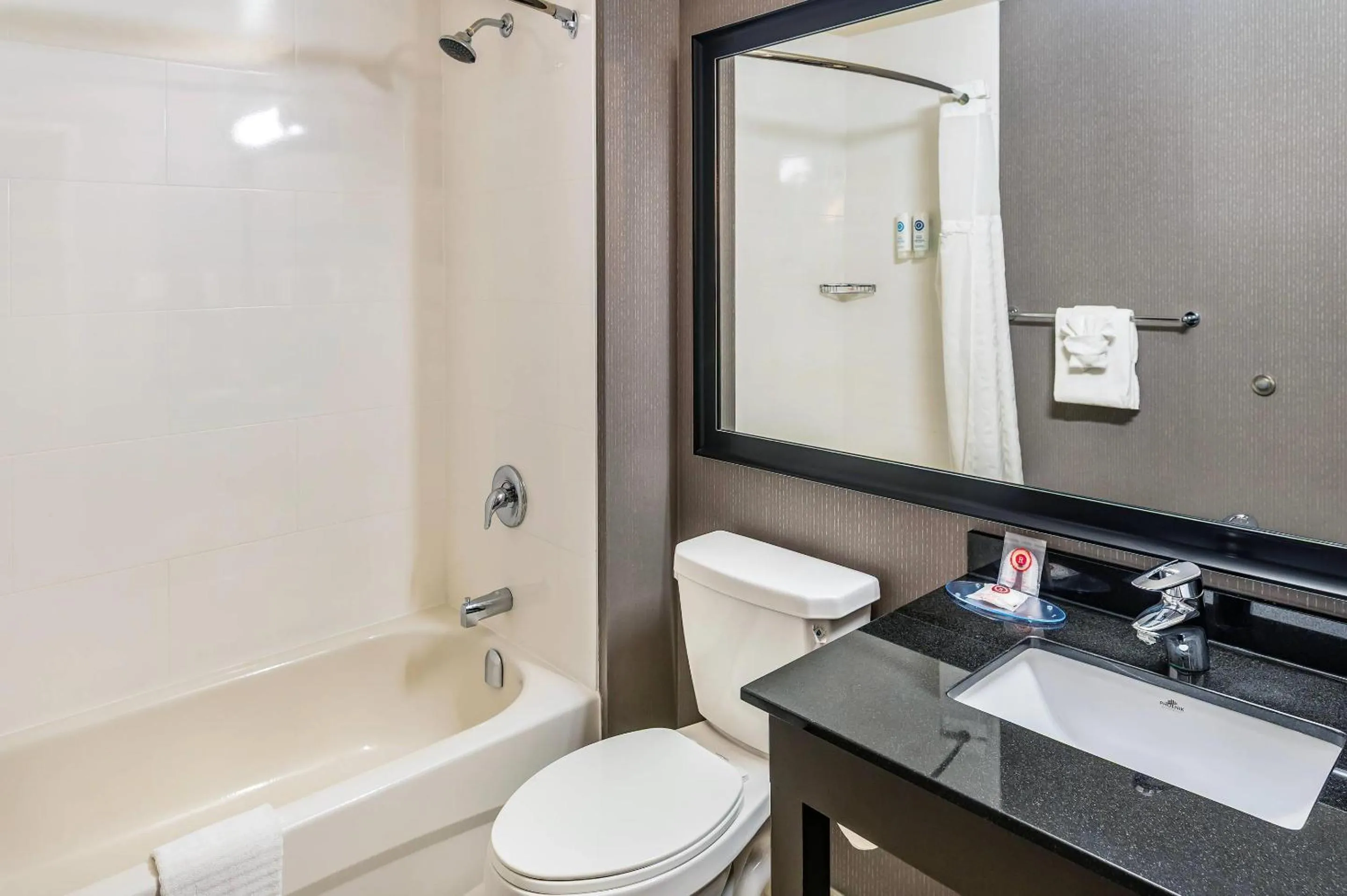 Bedroom in Comfort Inn East