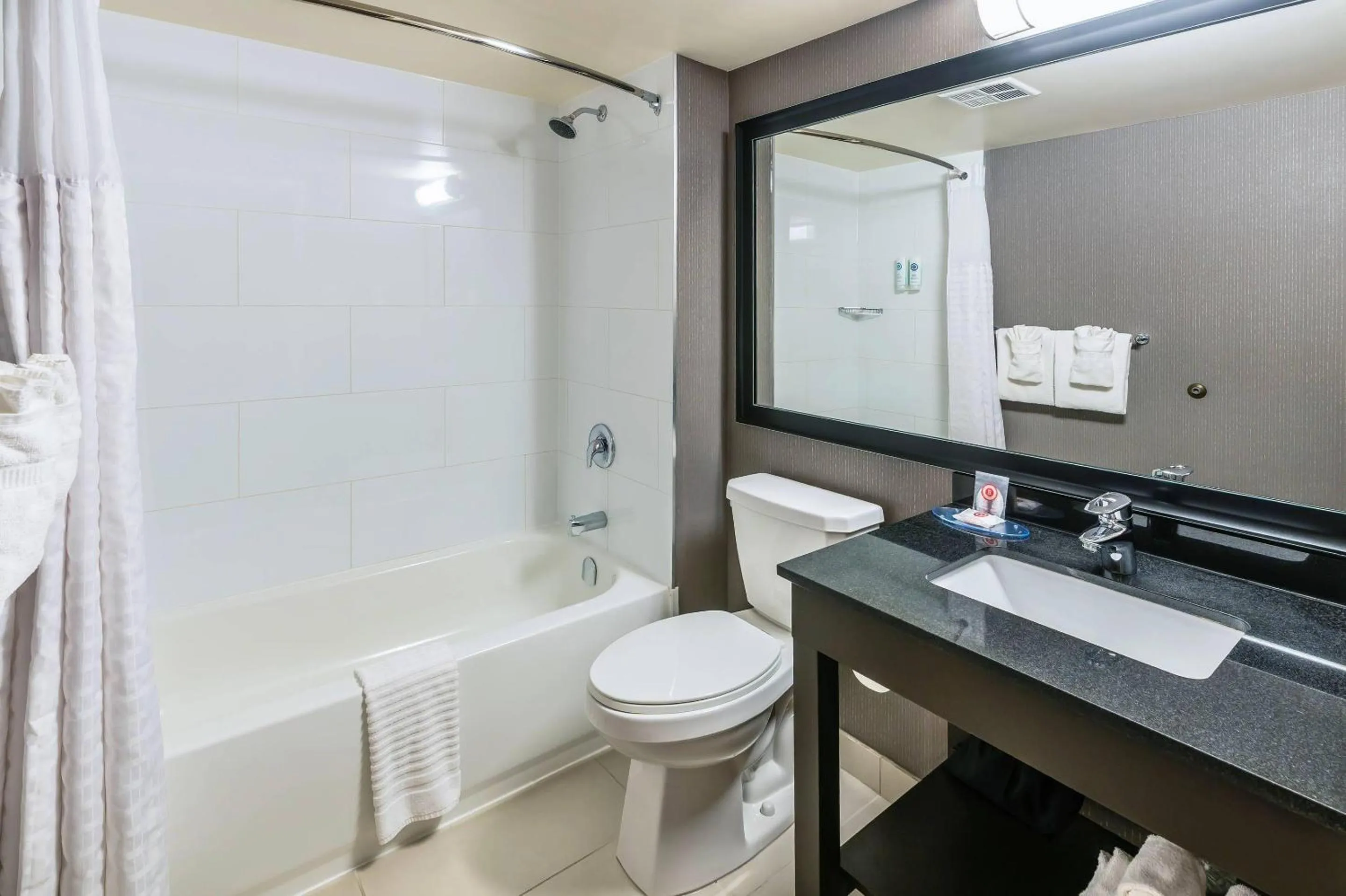 Bedroom in Comfort Inn East