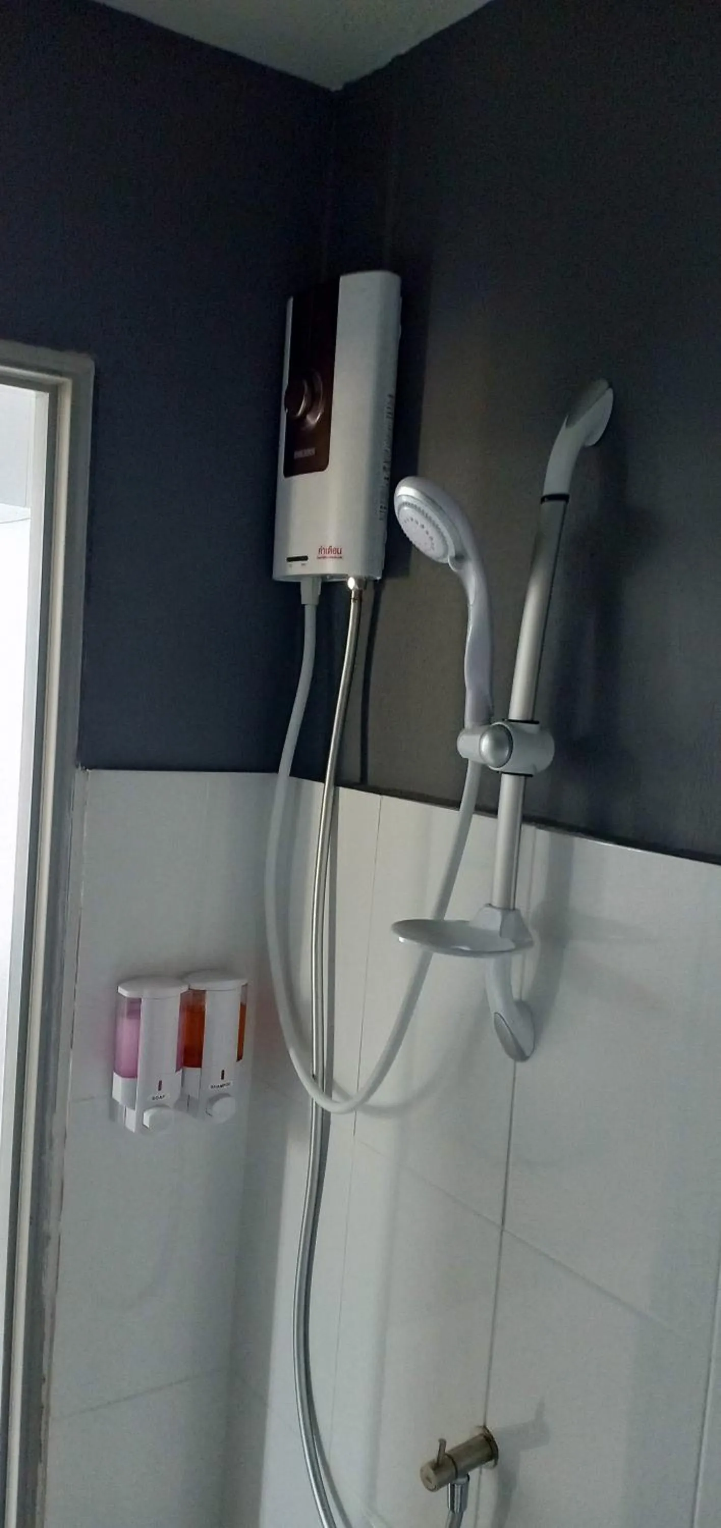 Shower in Chaweng best hotel and hostel samui