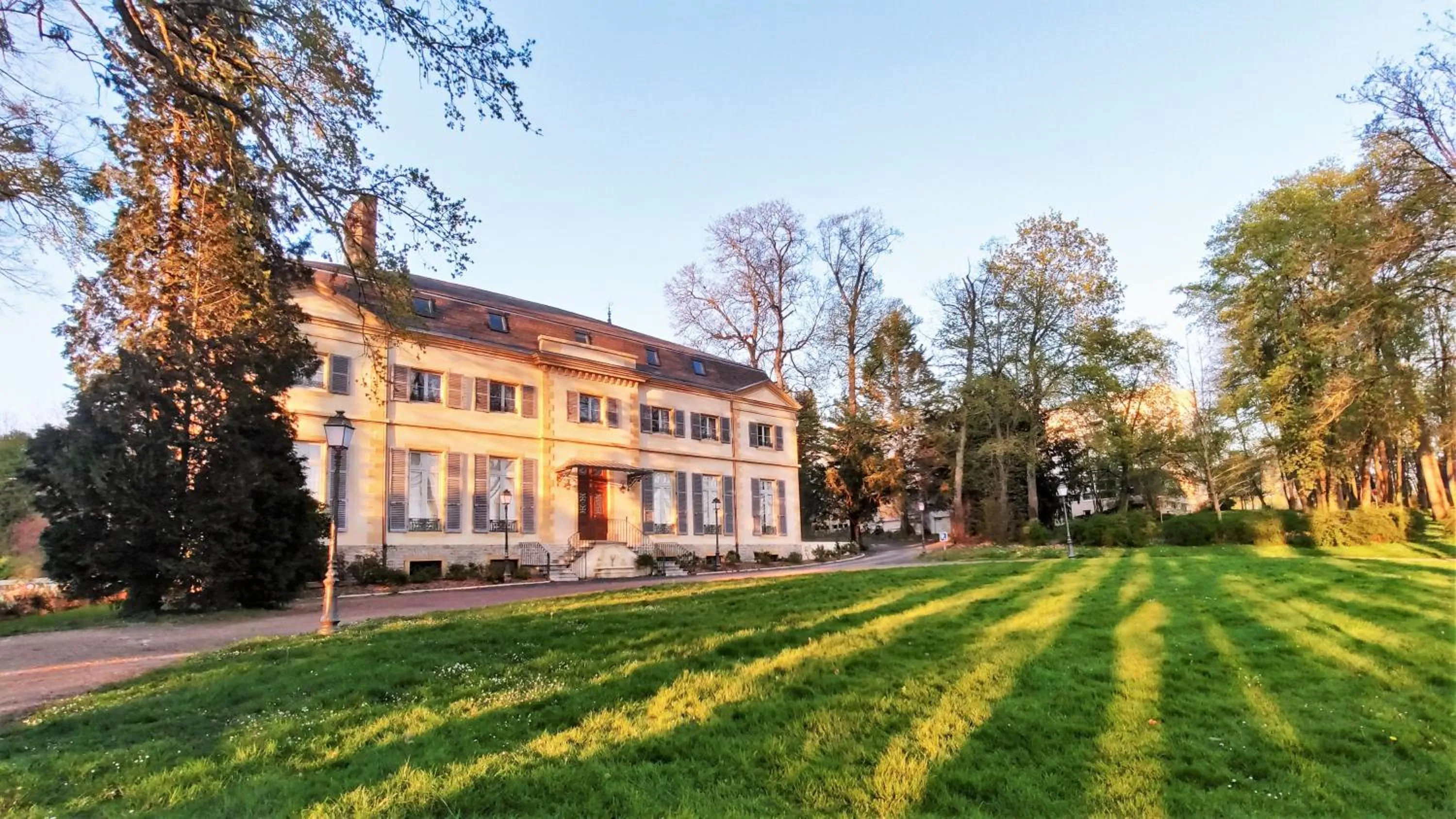 Property building in La Maison Verneuil