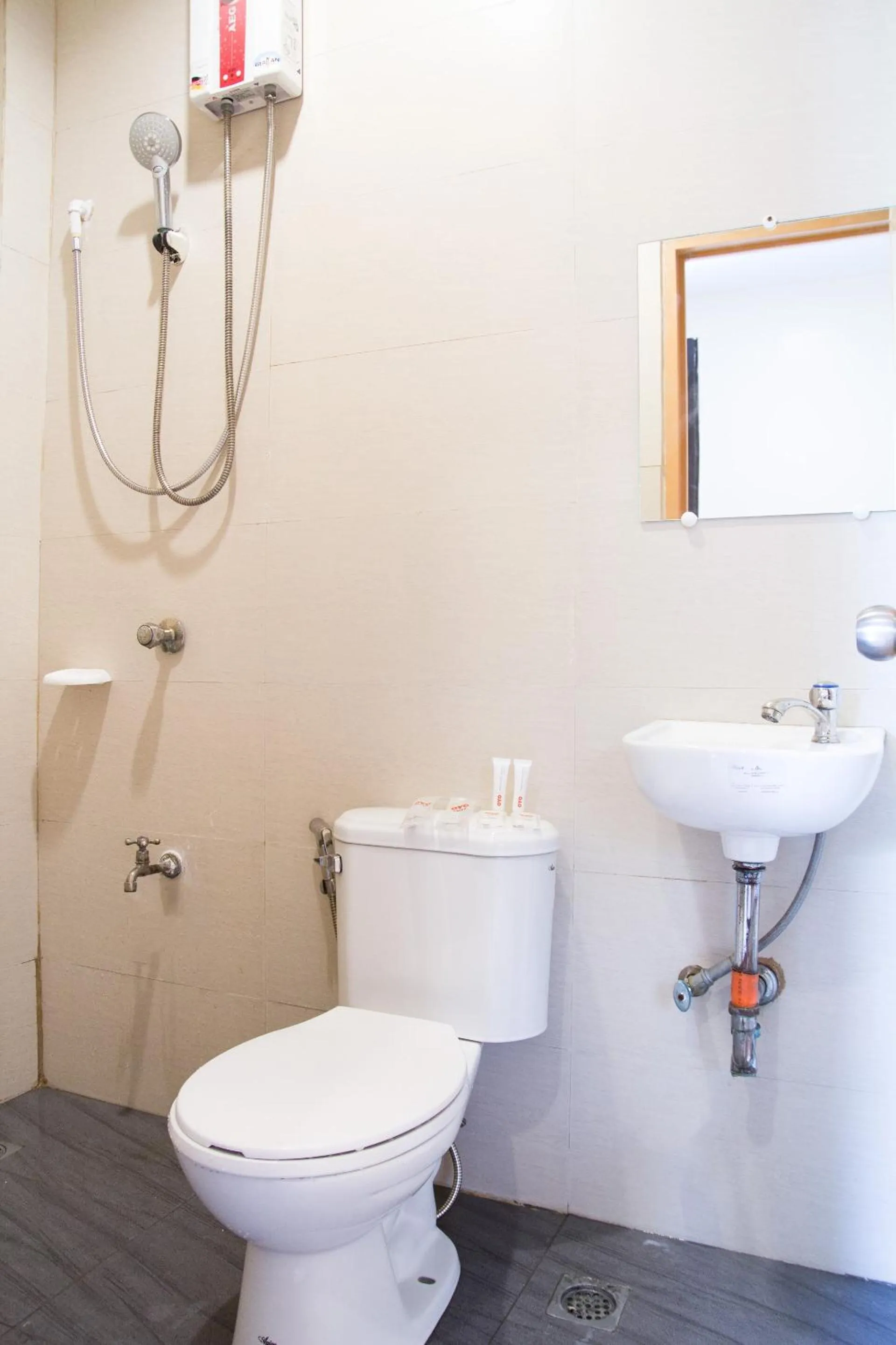 Bathroom in OYO 153 Espacio de Clarita Hometel