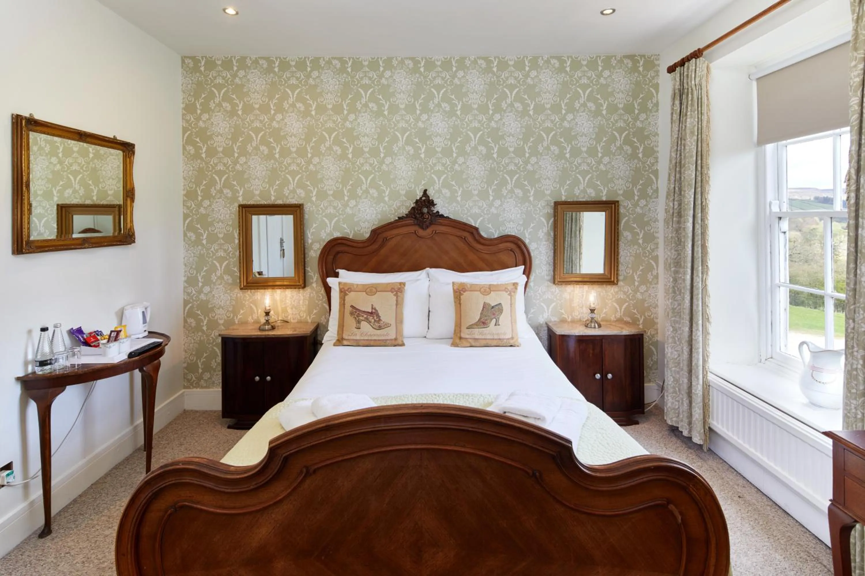 Bed in White Horse Farm Inn