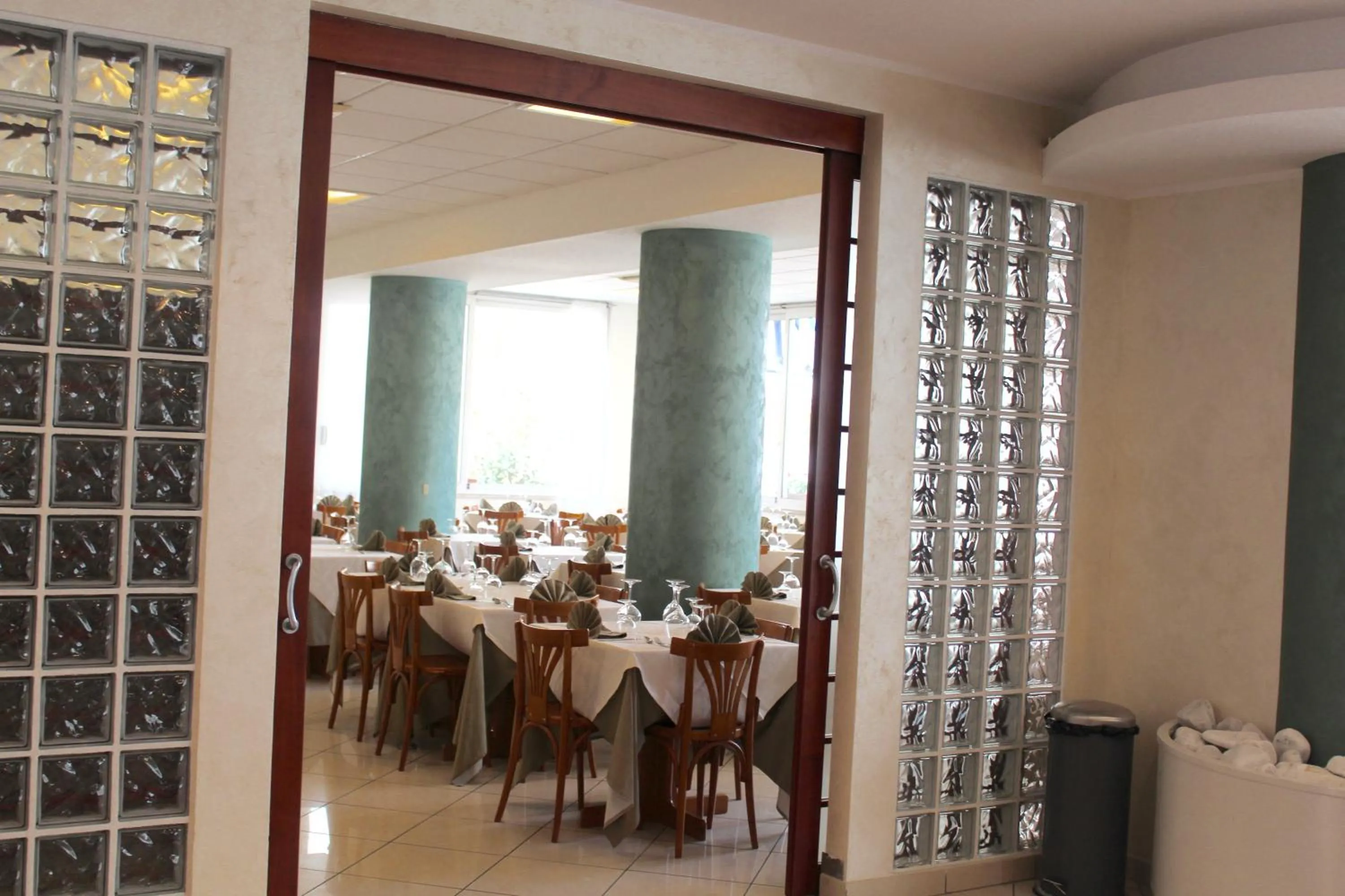 Restaurant/places to eat in Blue Hotel