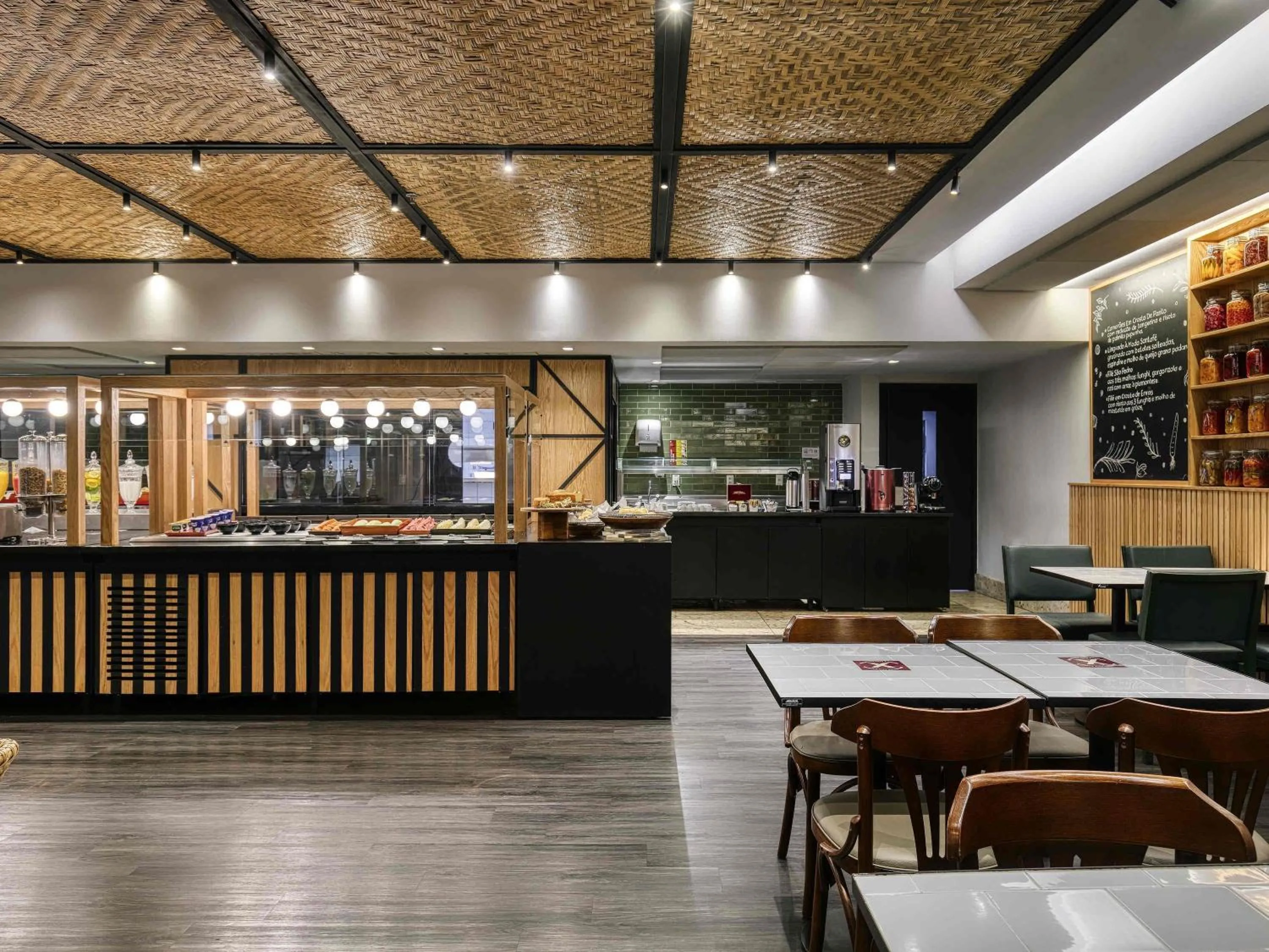 Restaurant/places to eat in Caesar Business Belo Horizonte Belvedere